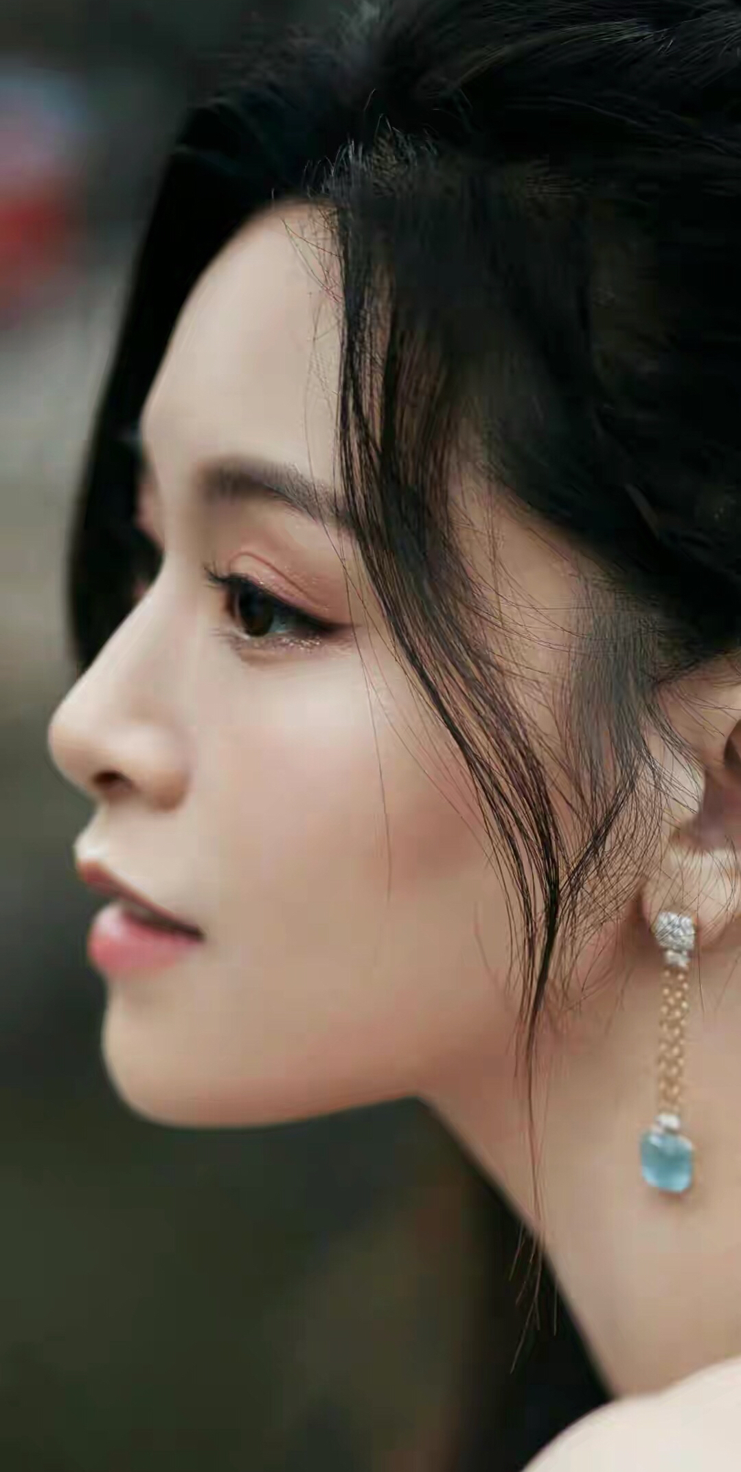 文咏珊,穿蓝白高开叉长裙尽显女性温柔