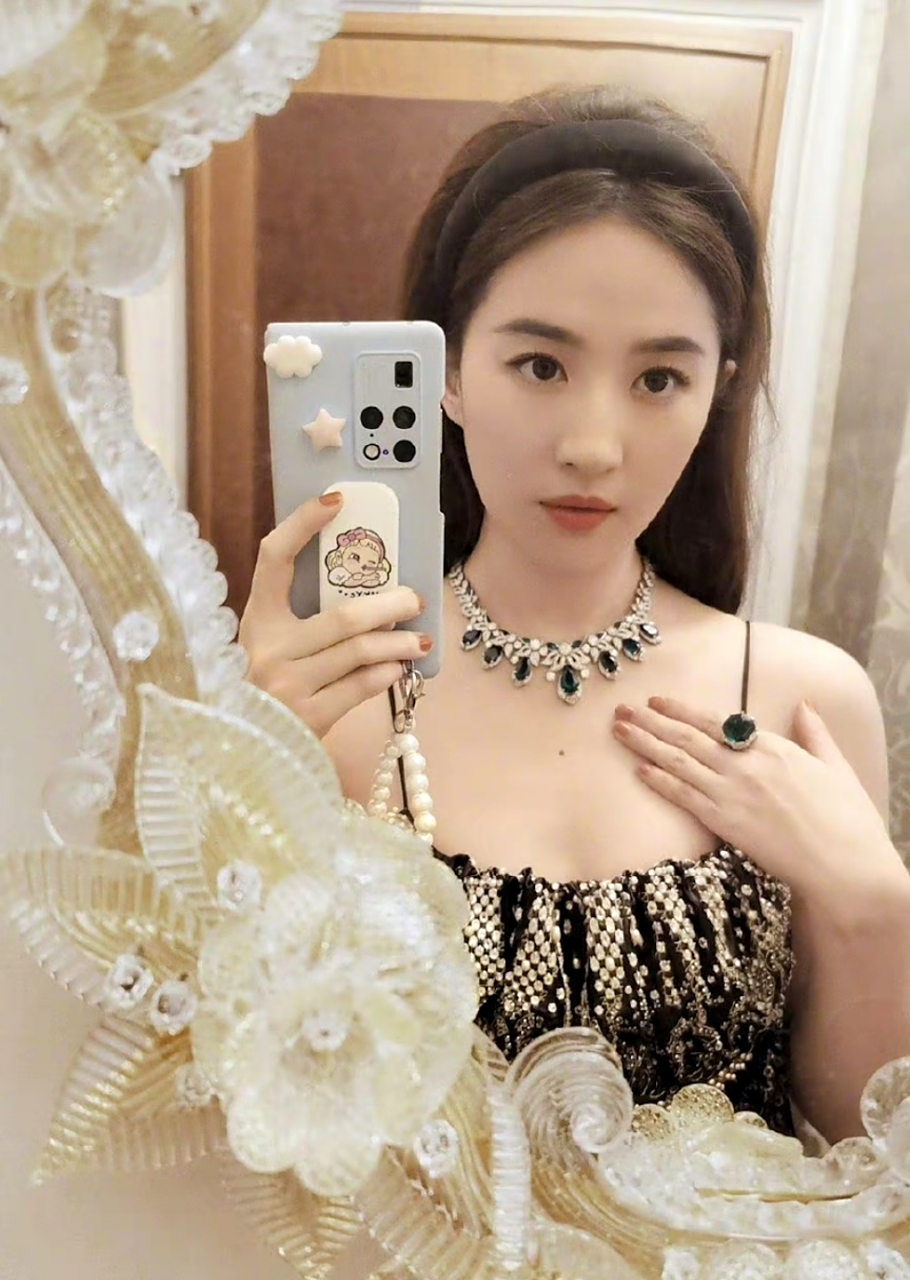 刘亦菲胸前痣# 刘亦菲发出的"胸前痣"美照好有代入感,果然是一颗"