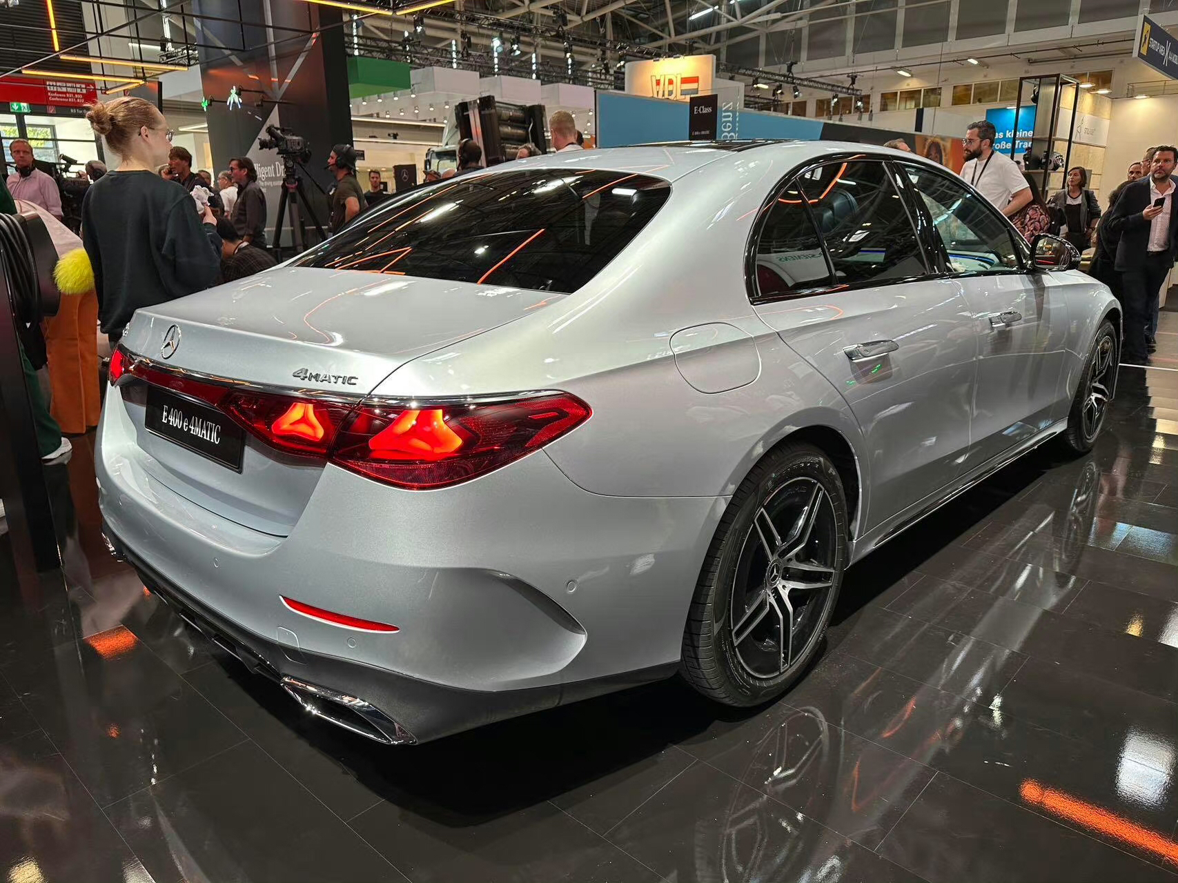 全新一代奔驰e级(w214)插混版于慕尼黑车展亮相,与s级同平台,单从气场