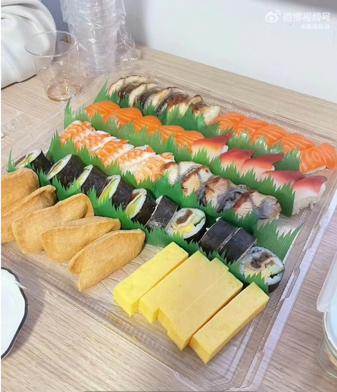 上海的张女士在山姆会员店买了一盒寿司,和朋友们一起聚会食用.