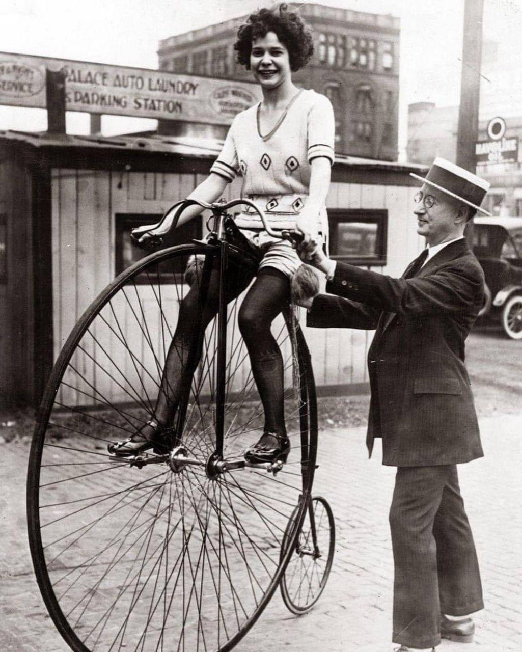 芝加哥1922年,一女人骑着一辆penny farthing自行车.