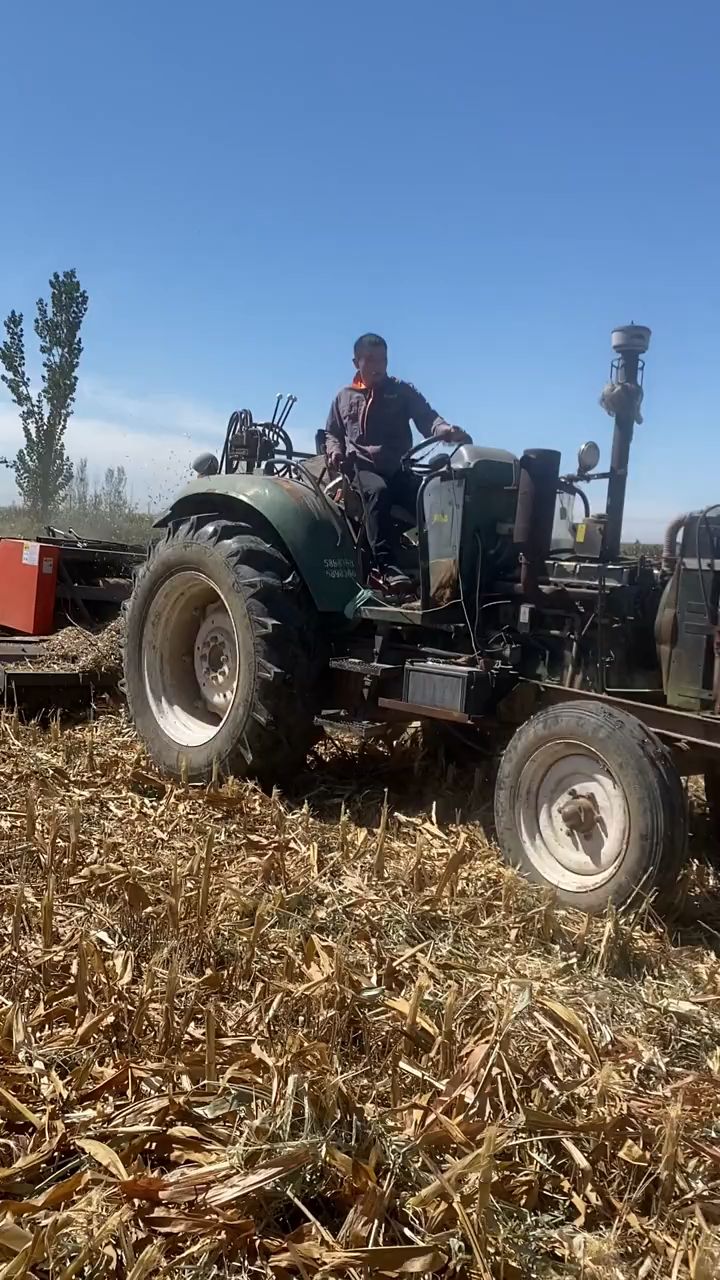 多功能粉碎打捆机,秸秆打捆机,可以收站立的,倒伏的,收割机收完抛洒在