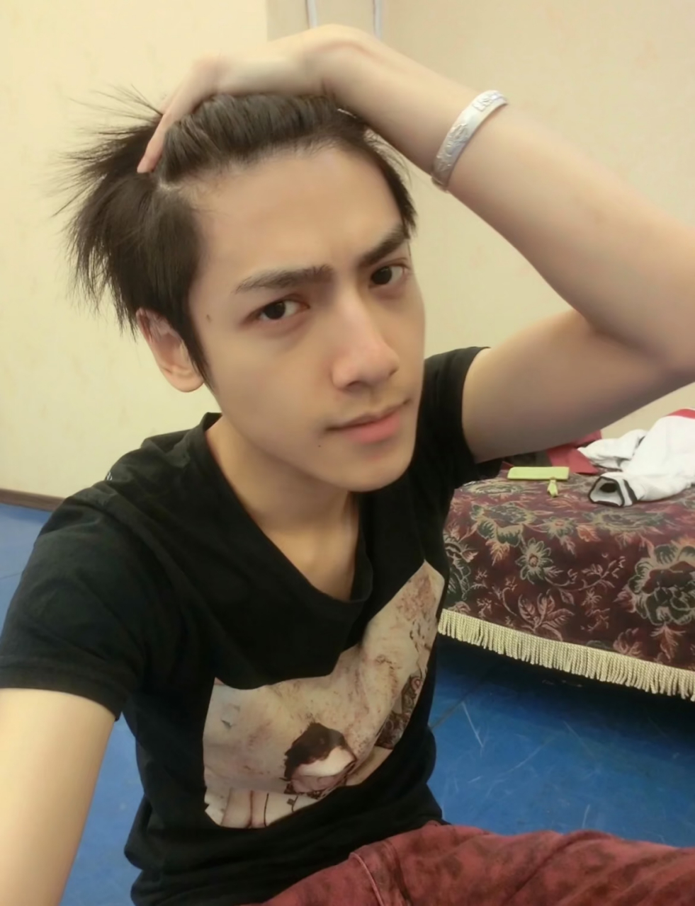 早期罗云熙自拍的特别姿势哈哈哈哈 刘海招你了?哈哈哈哈