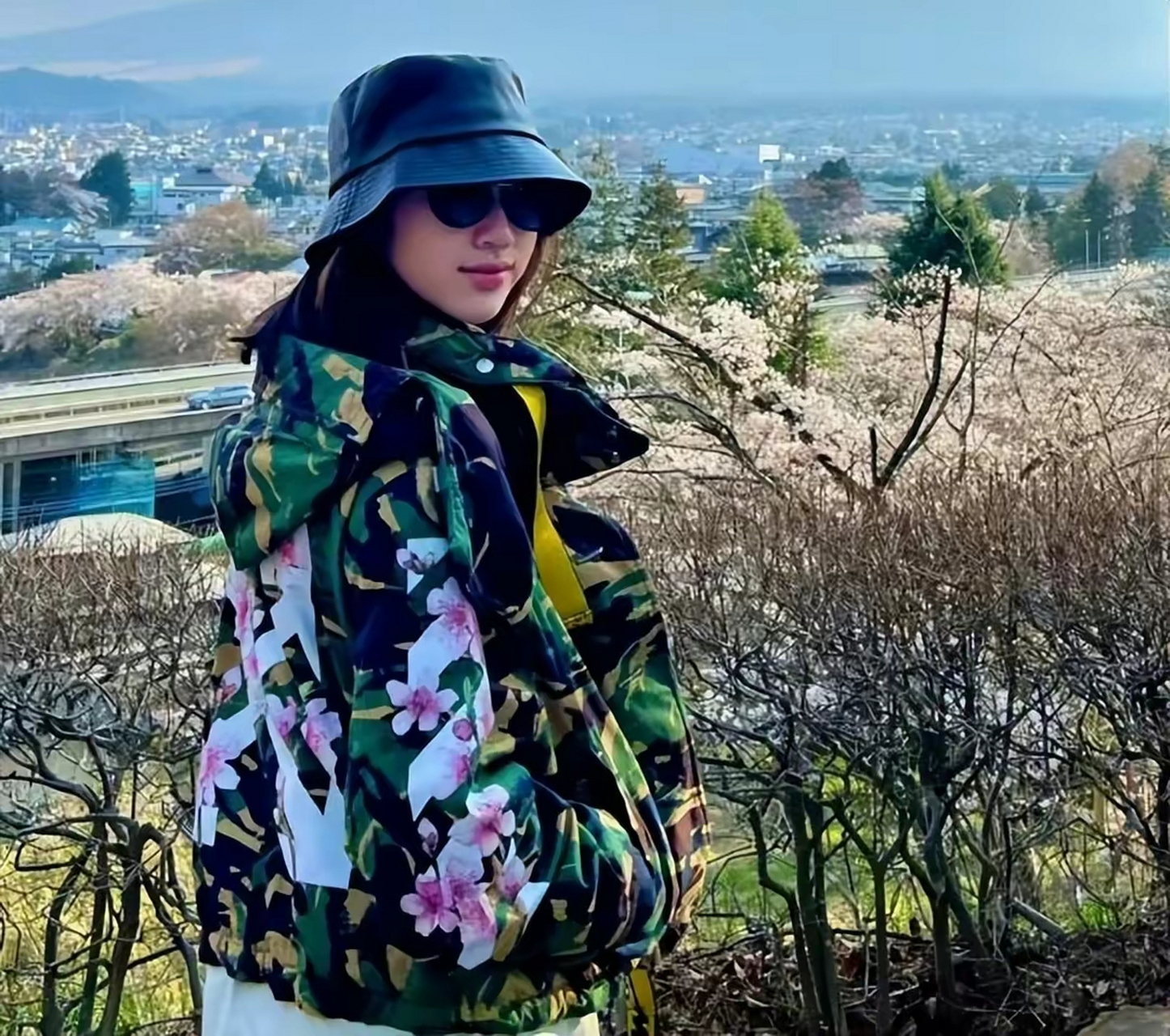 吴尊夫妇现身车展,林丽莹素颜戴口罩,小腹平坦没怀三胎