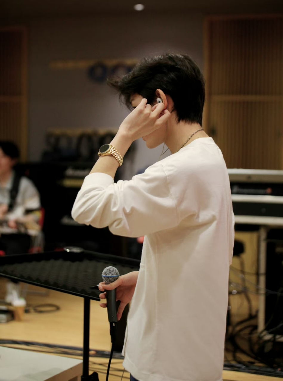 王源开始为个人音乐巡演排练了,拿着话筒一脸投入的样子太帅气,他的