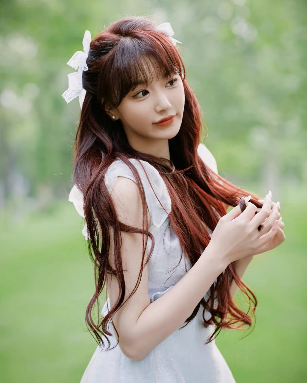 孔雪儿# 一袭白色公主裙,娇俏玲珑的容颜,五官精致立体,清纯甜美