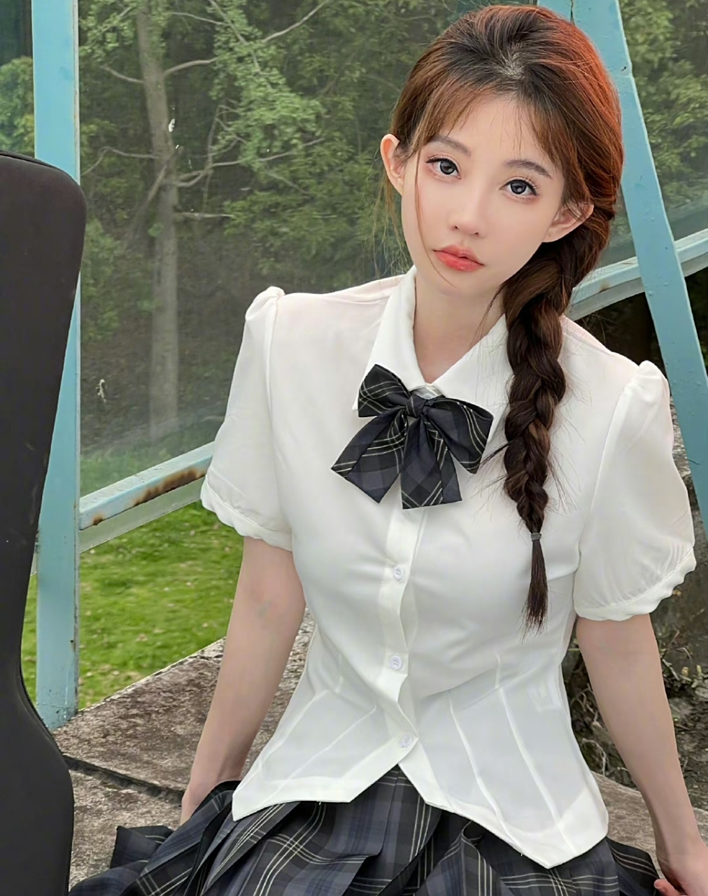 冯提莫在玻璃桥取景拍照,特意换了学生装用心了,白