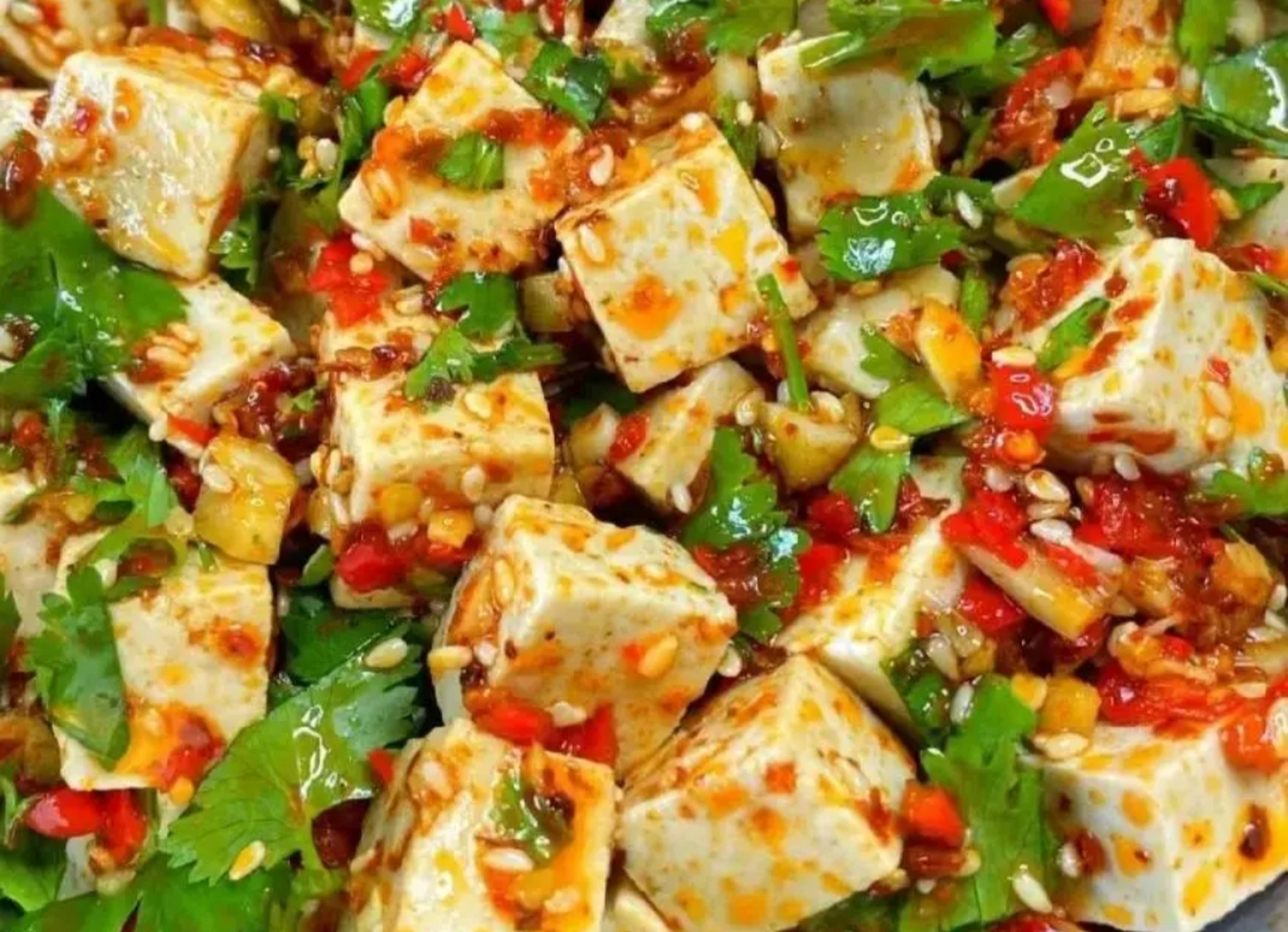 我的美食分享#  香菜拌豆腐  食材:嫩豆腐,香菜,蒜末,小米辣,辣矫面