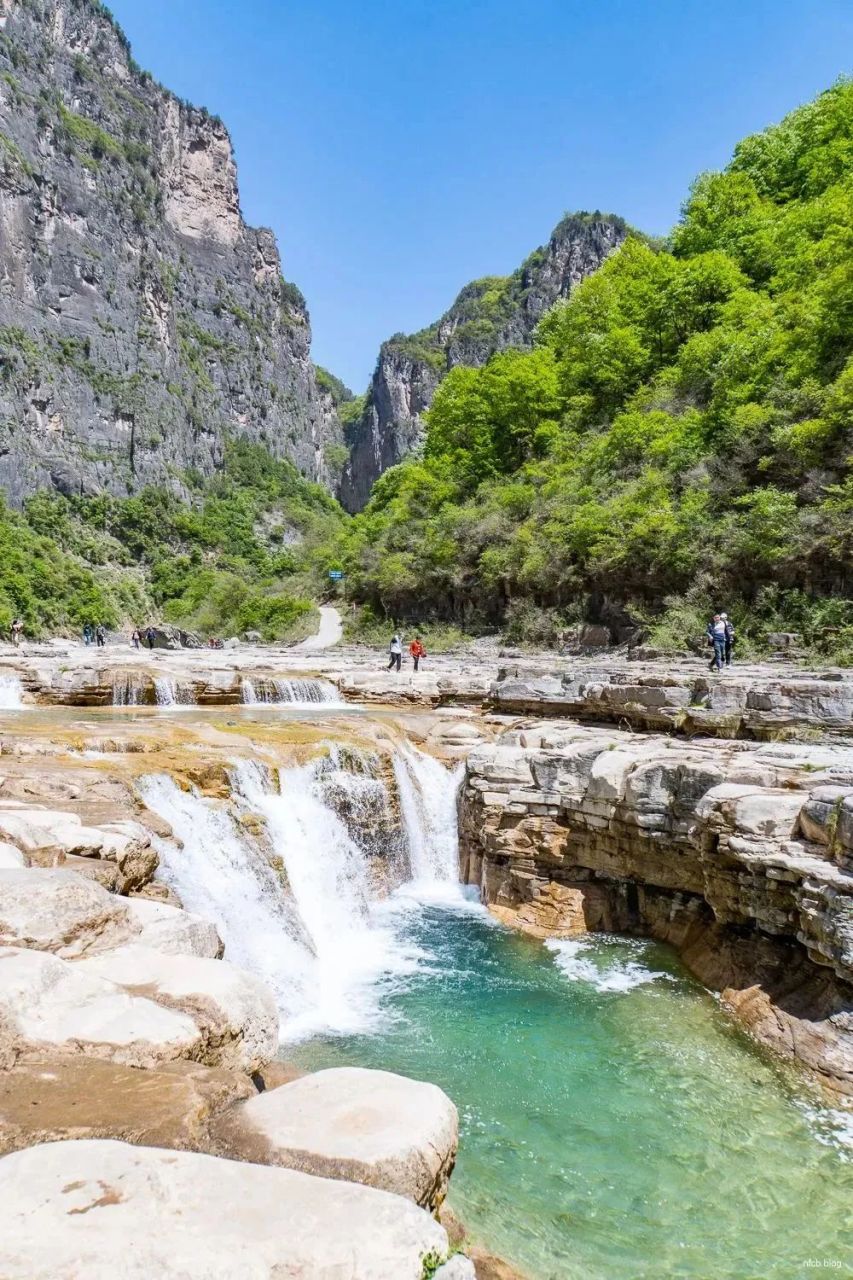 老龙口瀑布位于山西陵川县古郊乡抱犊村与河南辉县八里沟景区交界处