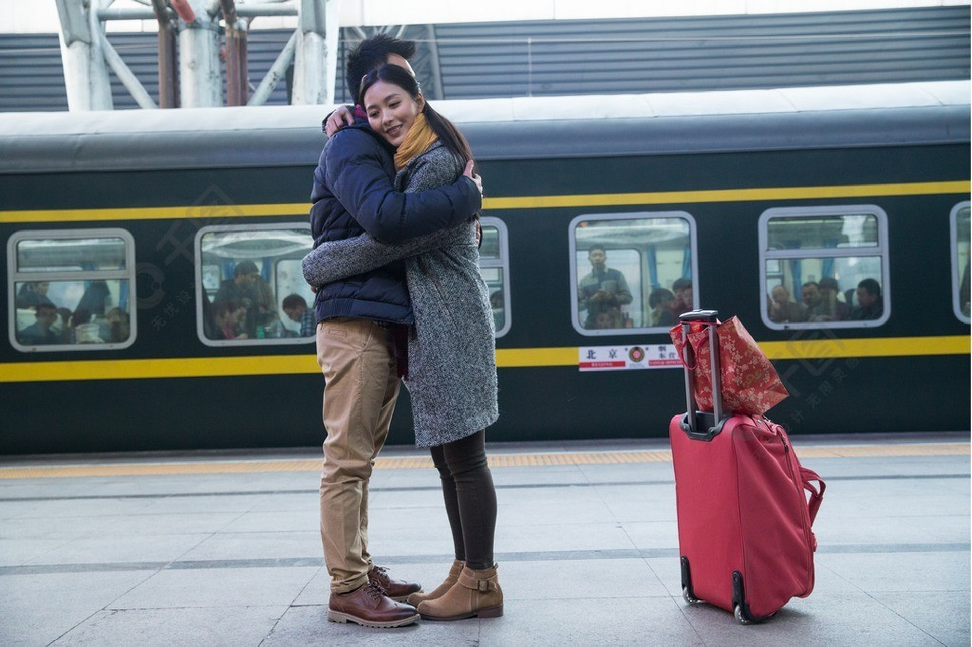 火车上的小情侣,两个都长得不好看.她拉着他,笑吟吟的,撒娇,撩拨他.