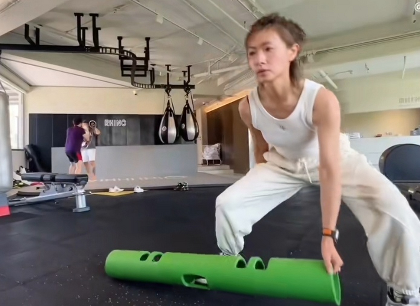 万茜素颜去健身,她的胳膊看起来很健壮,力量感满满,线条也比那些纯瘦