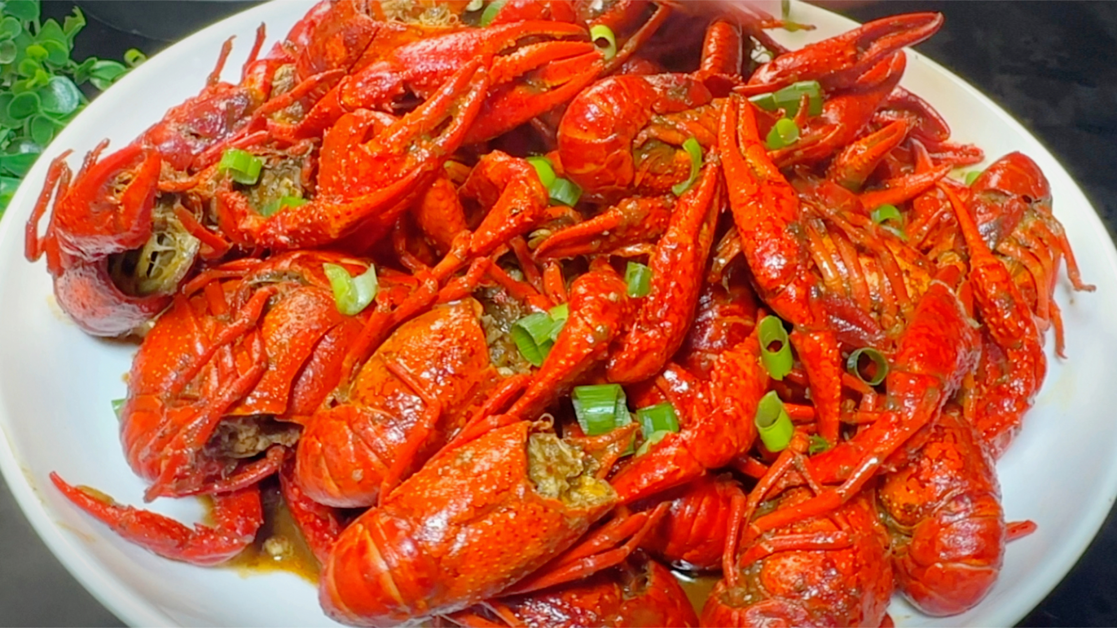 现在小龙虾比较肥美,制作时不要直接下锅煮,搭配专用酱料才鲜美