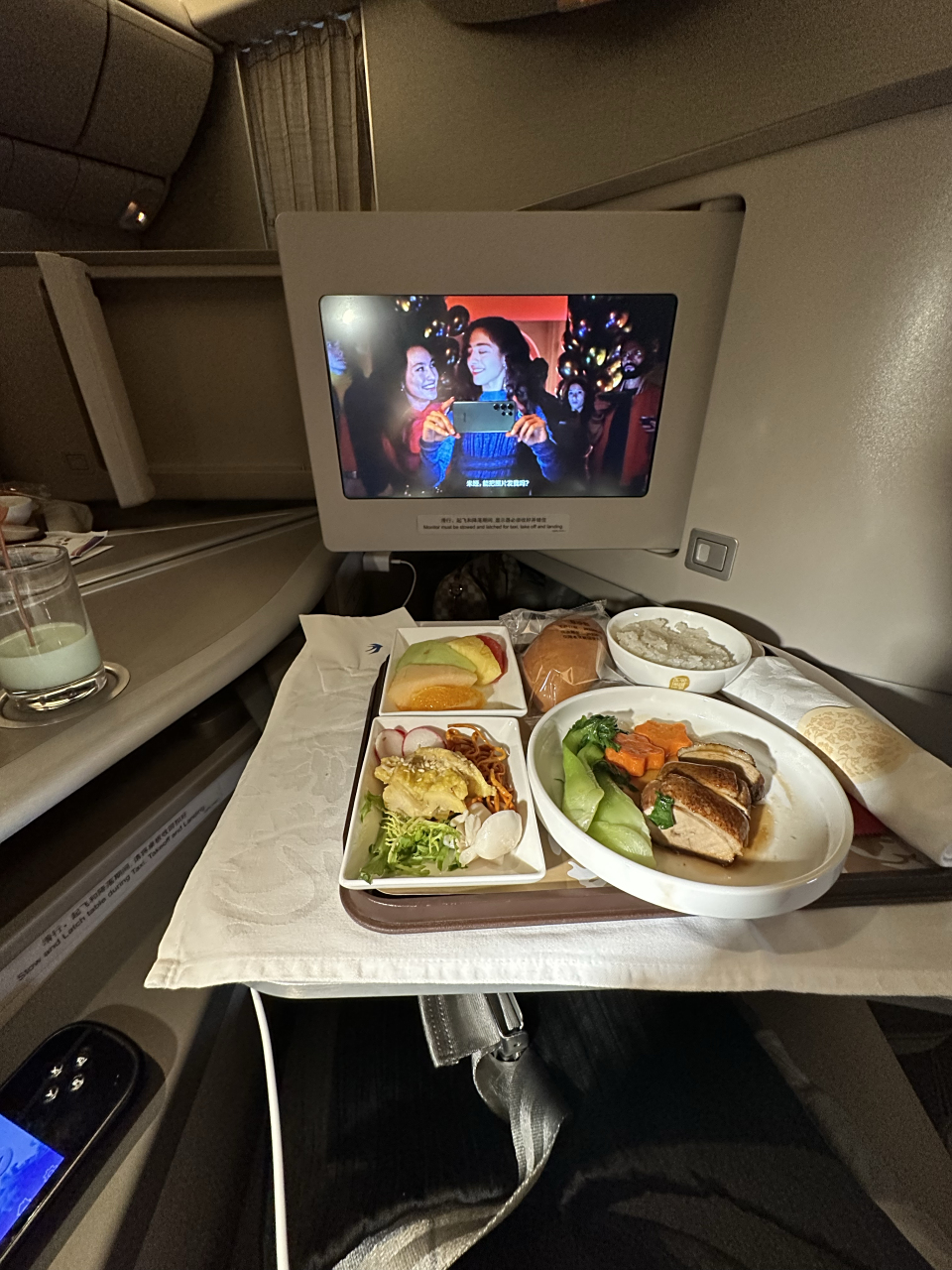 东航的商务舱超级舒适 大飞机比中型飞机豪华很多 超多储物空间 还能