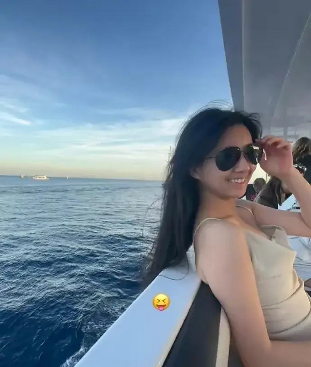 小彩旗的妈妈是杨丽萍的姐姐,是一名画家,外甥女小彩旗从小就和杨丽萍