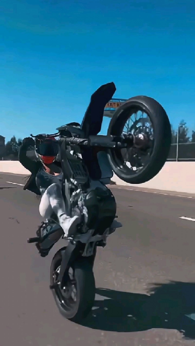 妹子骑摩托车翘头