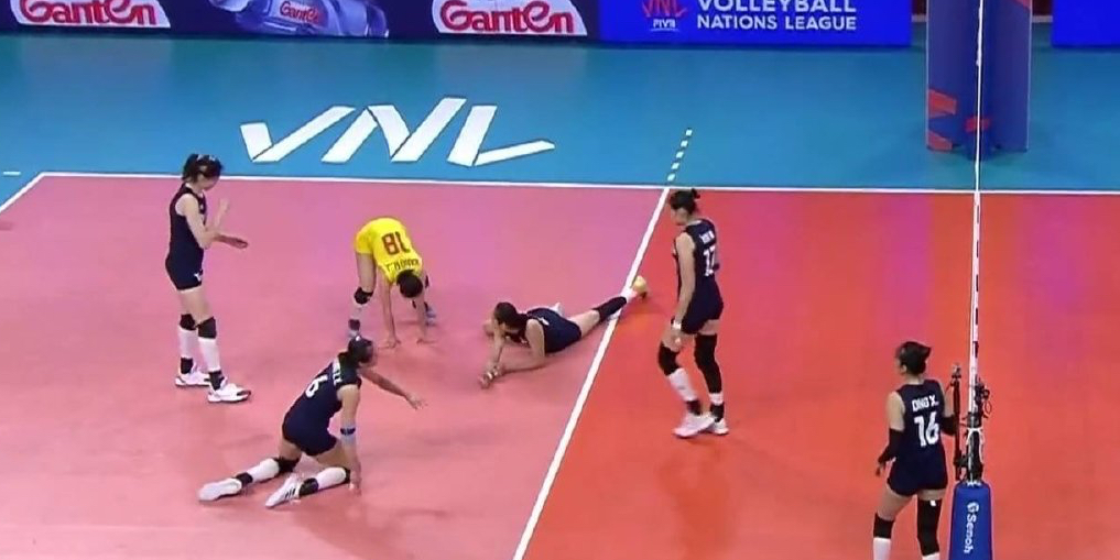 王梦洁又遭狂批!一镜头惹众怒:朱婷鱼跃救球,自由人仅弯个腰?