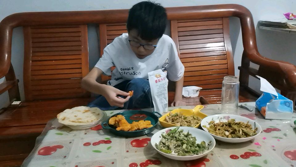 家有初中生,妈妈每天换着花样在家做,晚饭:炸鸡柳,手抓饼