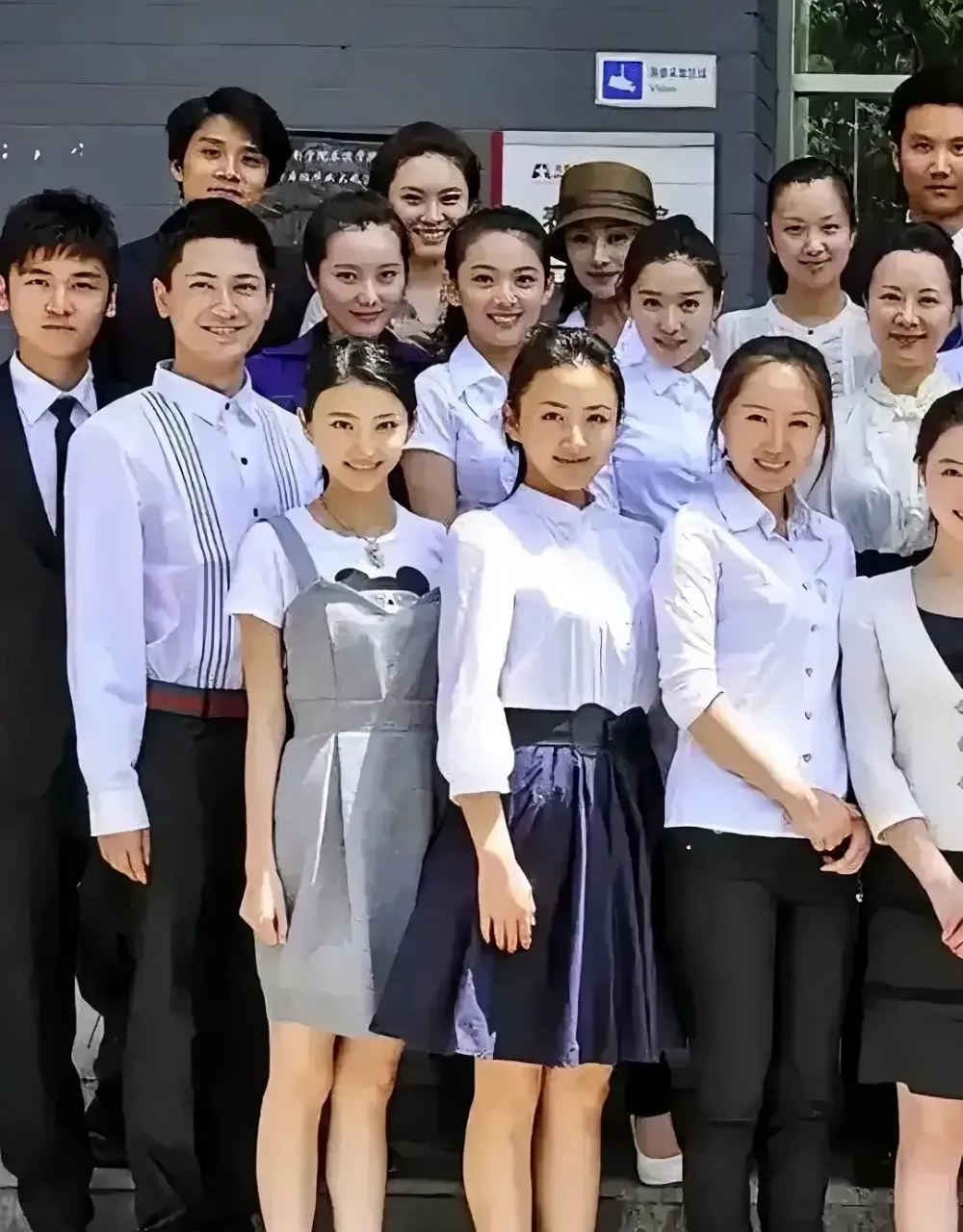 多年前,景甜和同学们的一张合影,男的英俊潇洒,女的美丽漂亮.