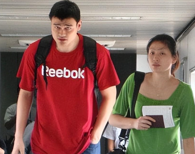 叶莉和姚明睡觉,床中间必须留出一条缝隙,因为这关系到人身安全