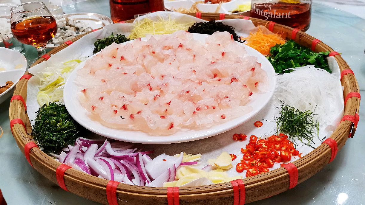 广西红肉鱼生刺身吃法!鱼片厚实爽甜配料丰富!刚上槕就扫光两条
