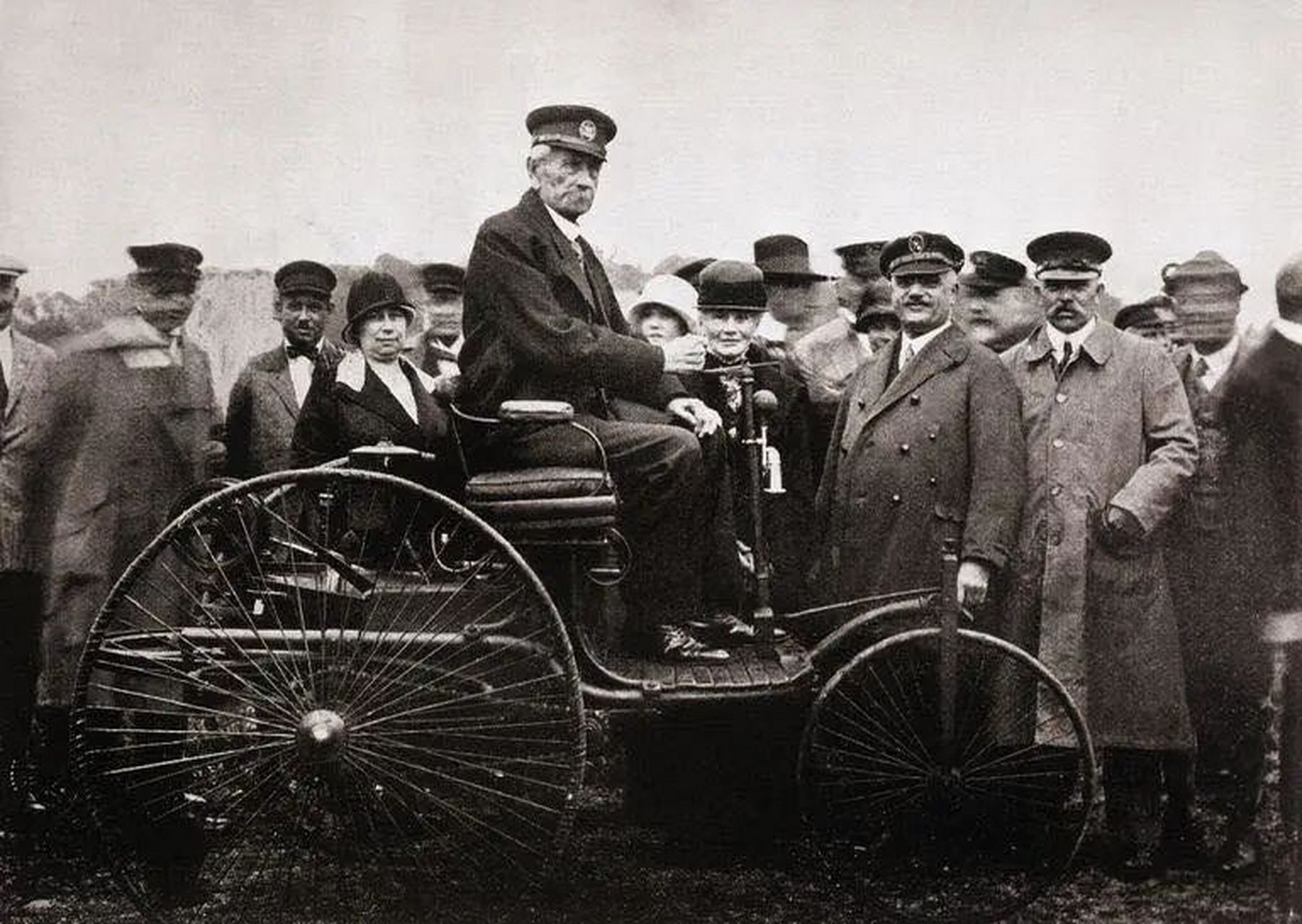 老照片丨世上第一辆汽油汽车 1885年,卡尔·本茨的专利汽车,车牌号no