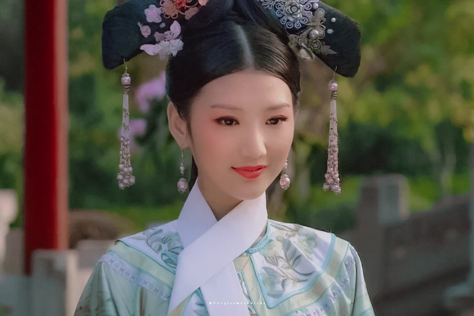 毛晓彤颜值最让人惊艳的时期就是在甄嬛传中的瑛贵人,温柔婉约,我见犹