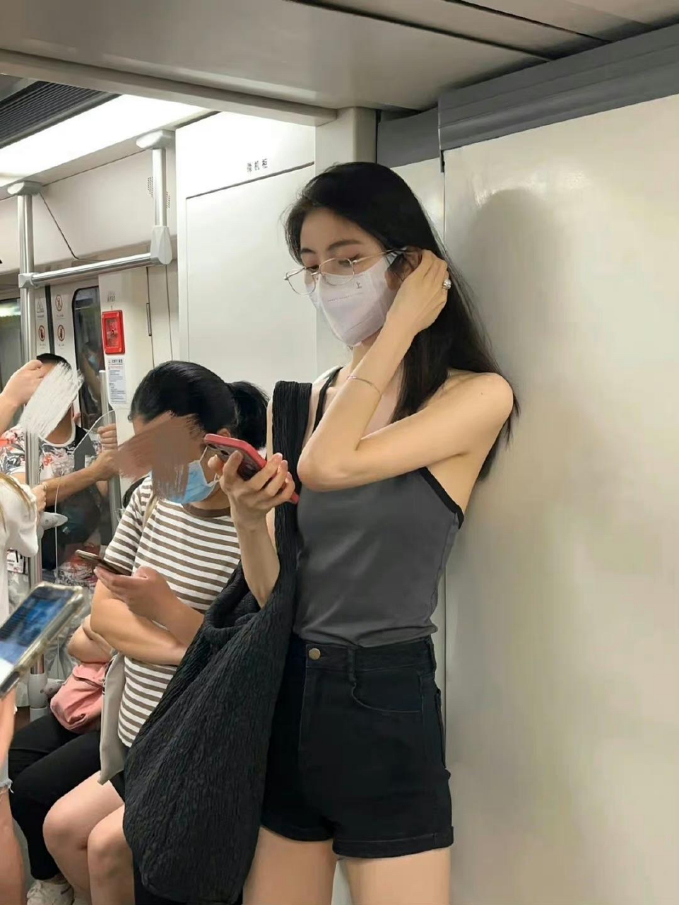 地铁偶遇目测两米的大长腿美女99996900