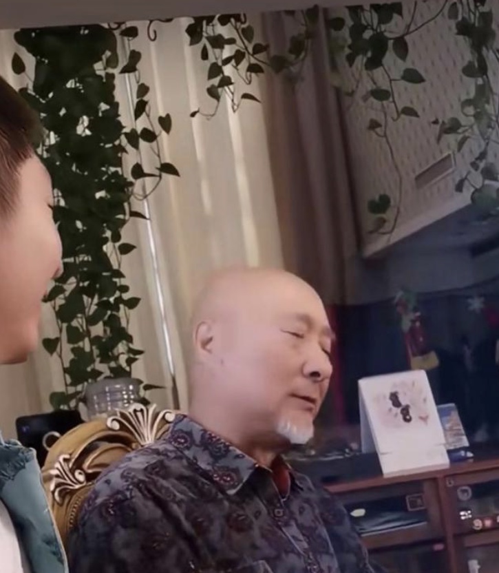 陈佩斯豪宅曝光,装修风格中西合璧十分豪华,桌上吃的太接地气!