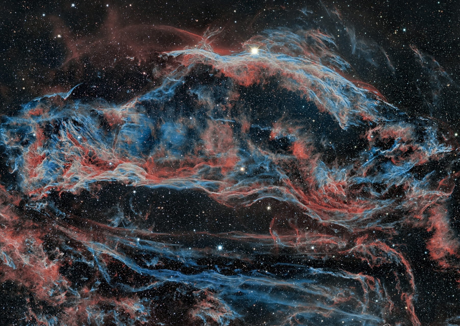 宇宙奇观欣赏:面纱星云是天鹅座中一团高温和电离的气体和尘埃云.