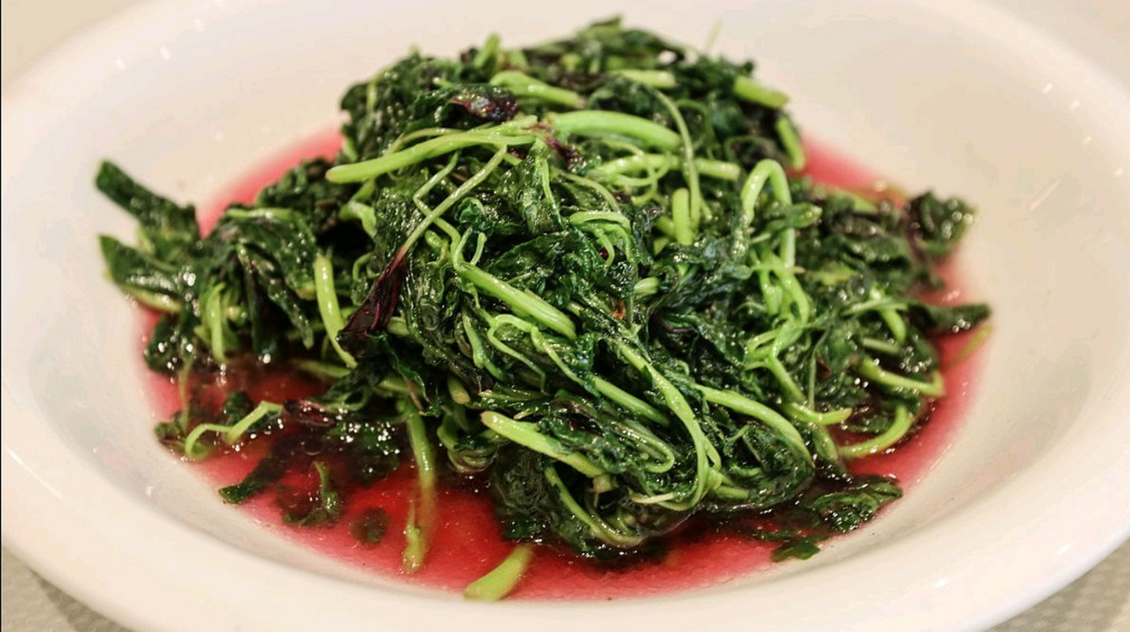 端午美食①大蒜炒苋菜  大蒜炒苋菜是许多家庭在端午节喜欢食用的一道