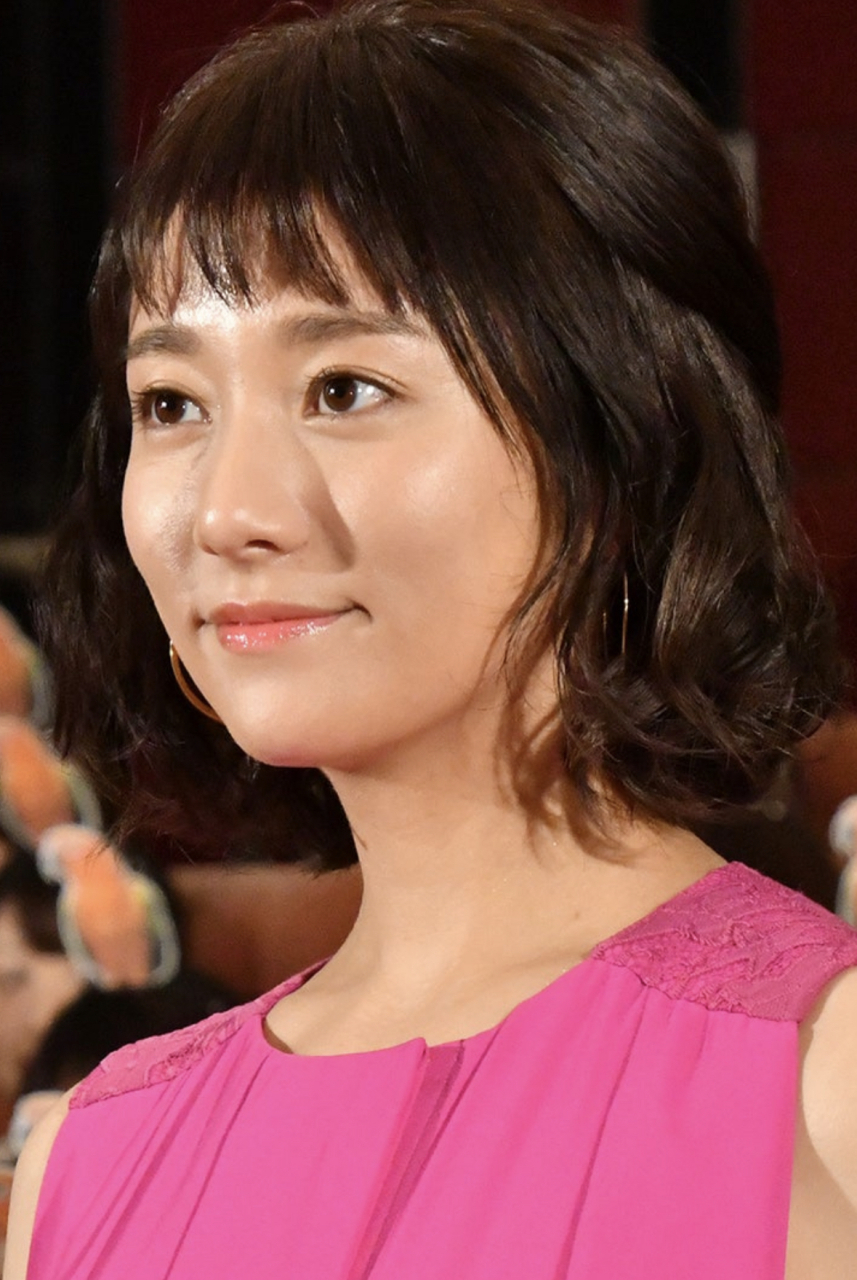 7月份刚刚做了妈妈的木村文乃,今年36岁,算起来,她已经出道二十年了.