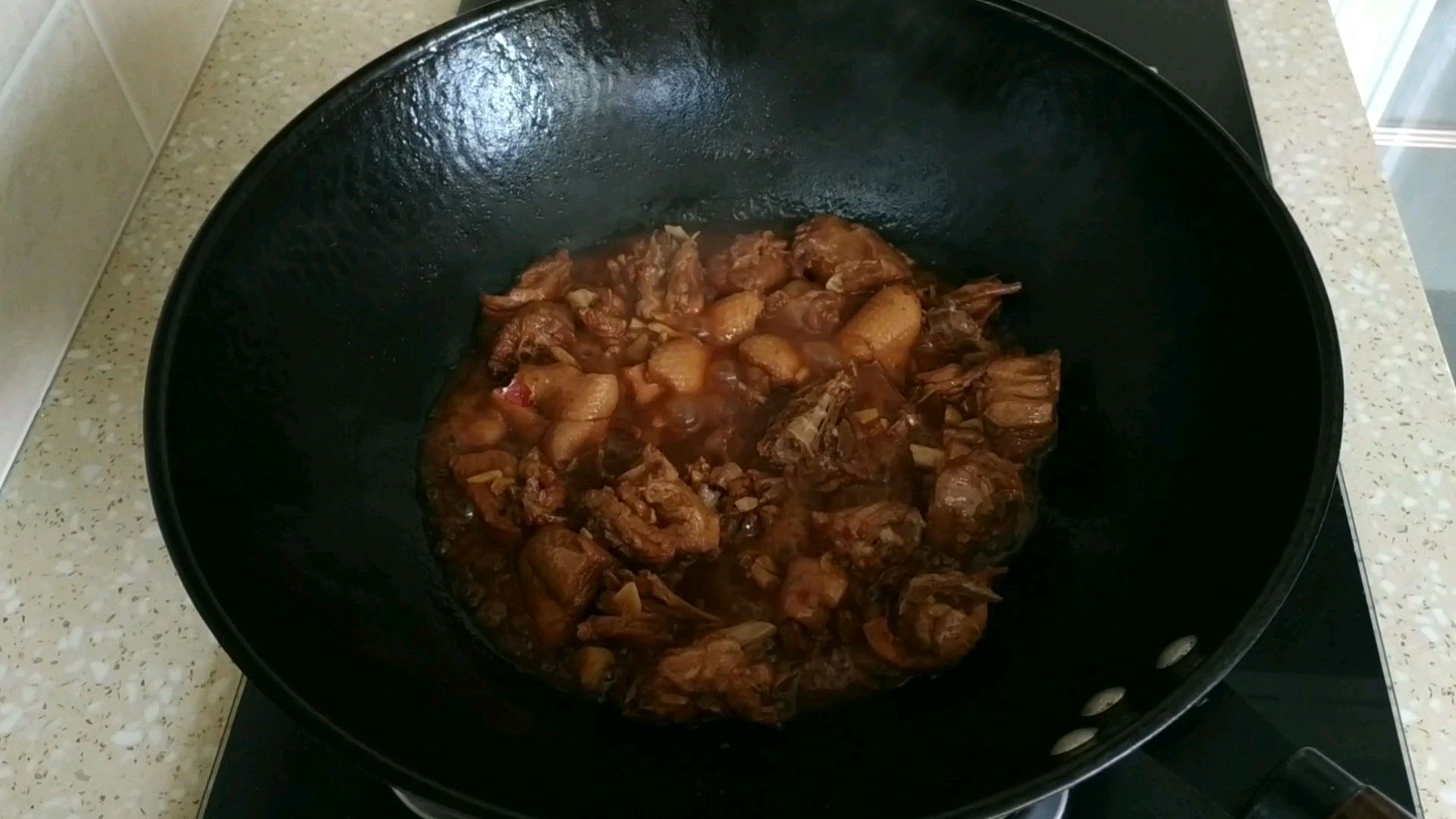小伙嘴馋,买来两斤鸭子,回家做啤酒烧鸭,看着就馋了