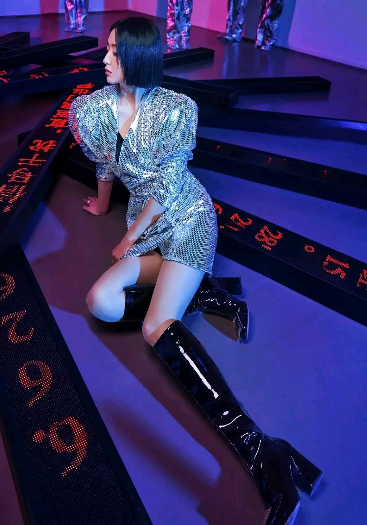 佟丽娅性感时尚,穿长筒靴靓丽性感女神