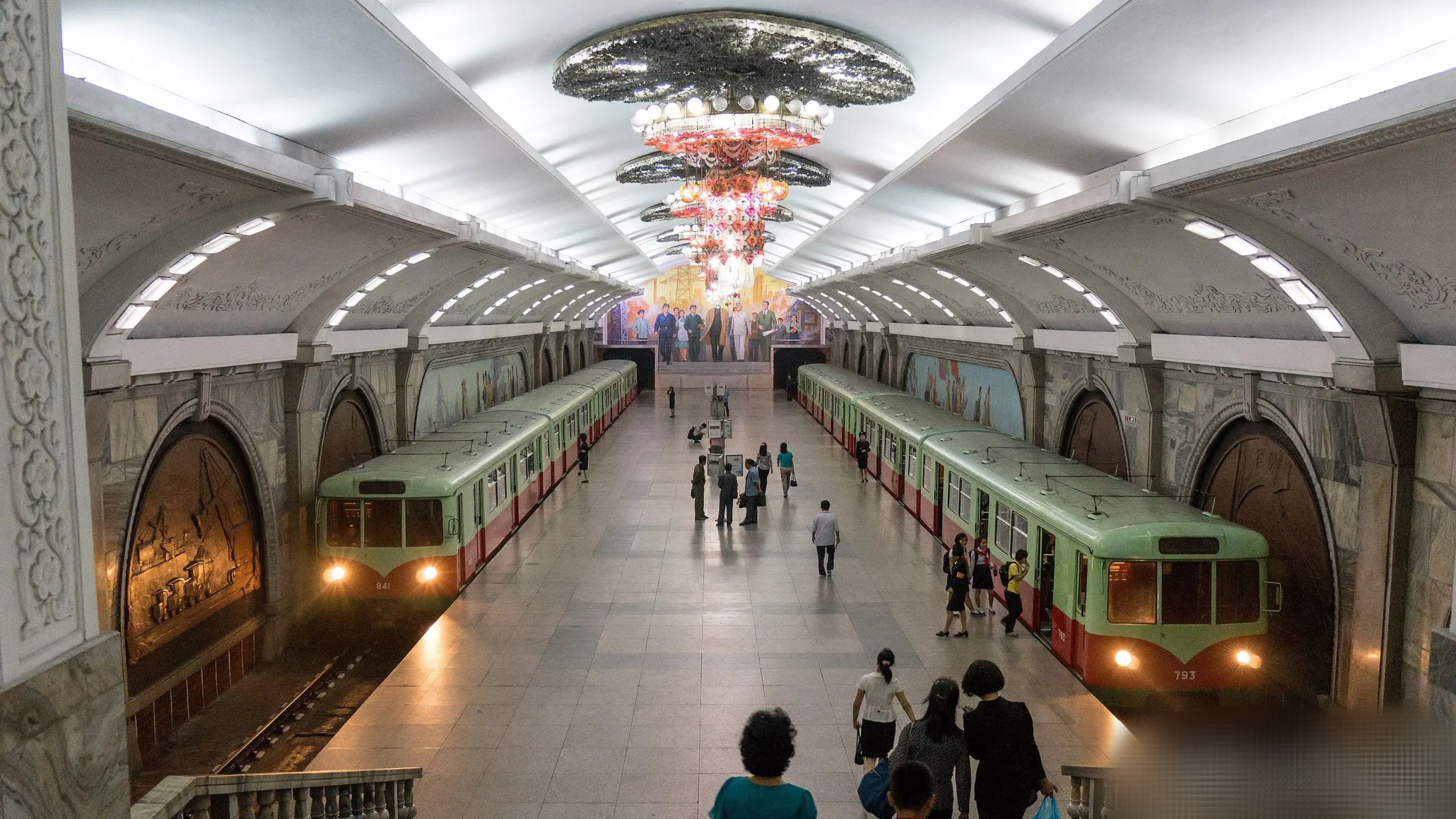 朝鲜的铁路运输还是很发达的,得益于制度的优越性,朝鲜公路很少,但是