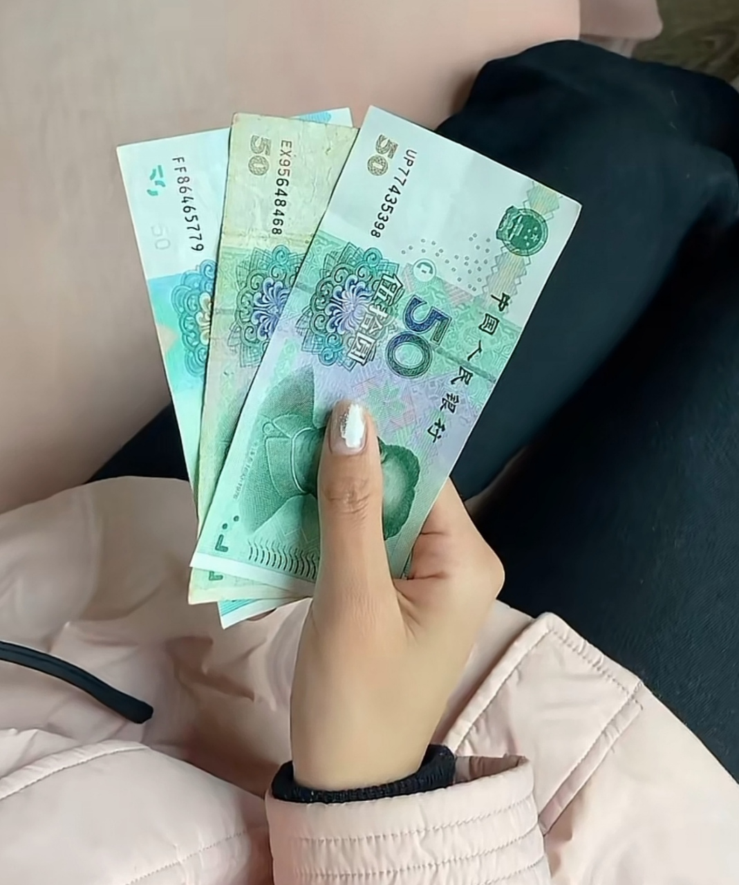 孩子的姑姑真大方,三个侄子侄女,每人就给了50块钱红包