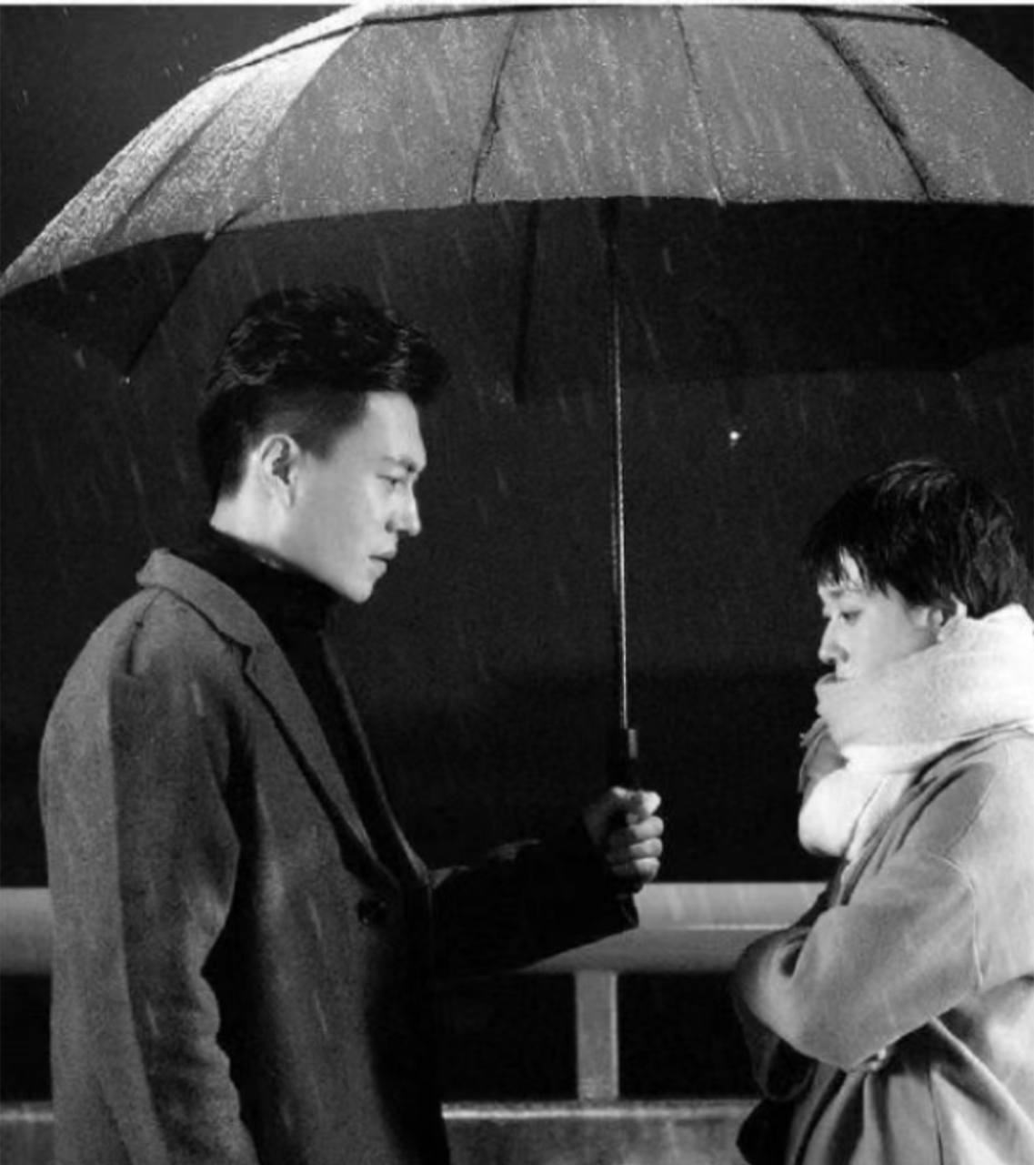 贺涵雨中送伞感动了所有人, 事实证明在乎你的人, 无论多远都顺路