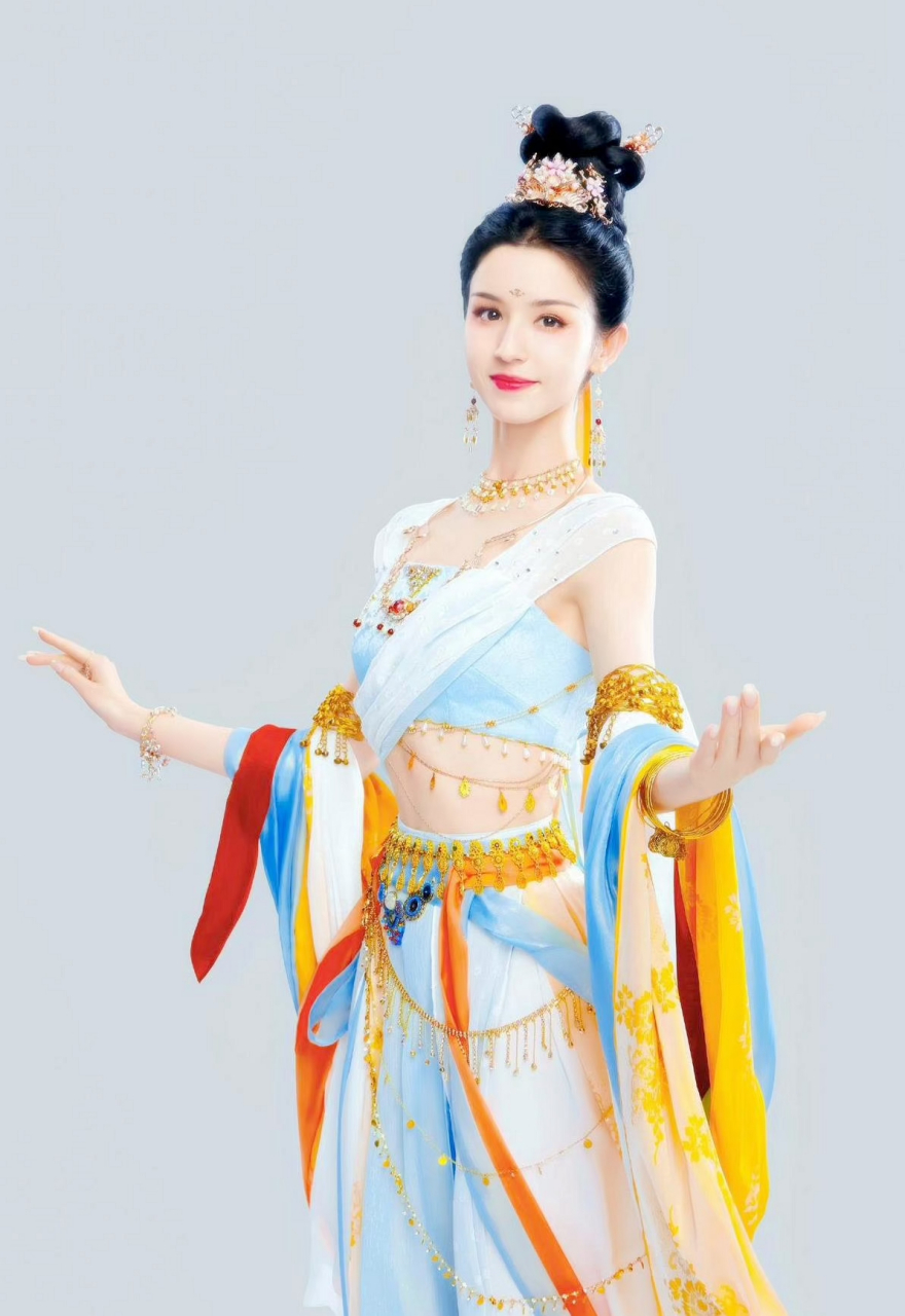 哈尼克孜敦煌飞天女神#时尚穿搭# #日常穿搭# #美女# #趣图搞笑