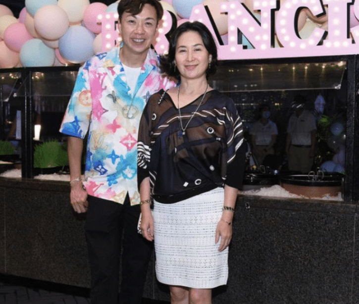 知名公关郑绍康晒照,何超琼连续两年为其庆生,两人友谊引人羡