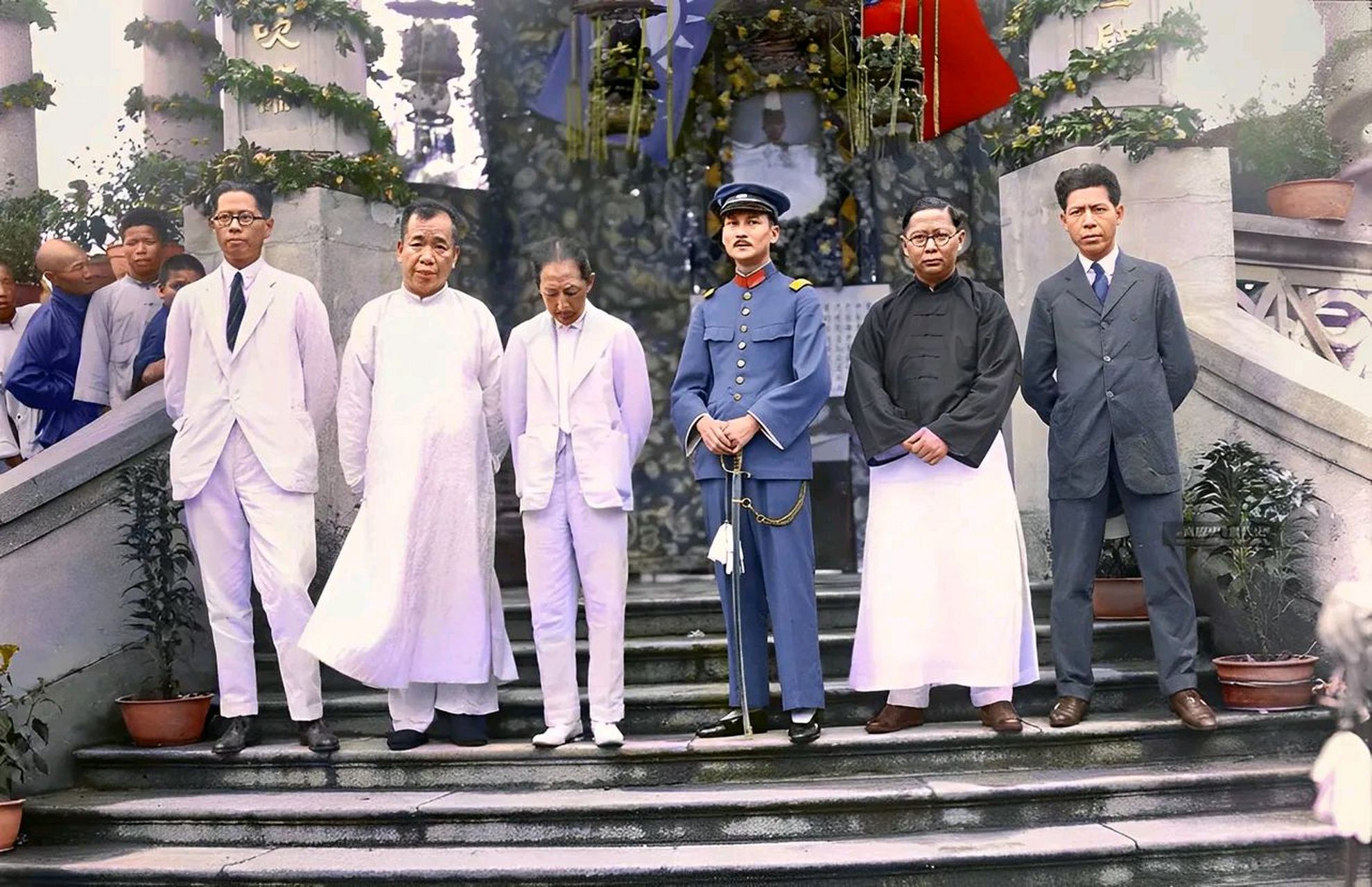 在争吵中,孙科认为是胡汉民挑拨他们父子不和,盛气凌人的他,竟举起