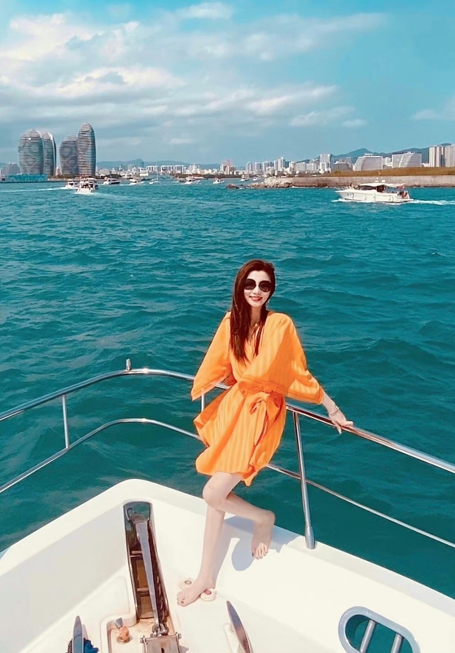 浙江卫视主持人费费  大长腿  光jio丫