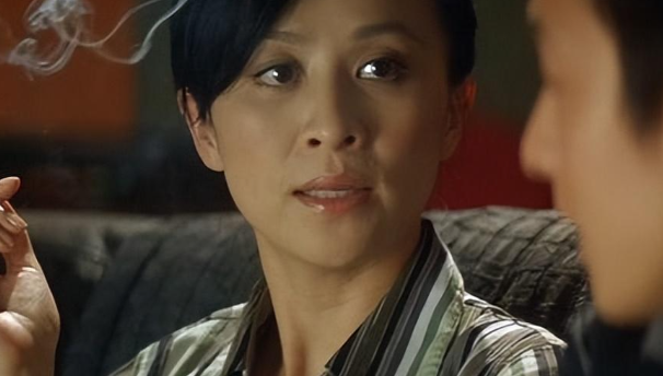 刘嘉玲晨跑被拍,素颜和普通老太太无差异,网友:是谁家老奶奶?