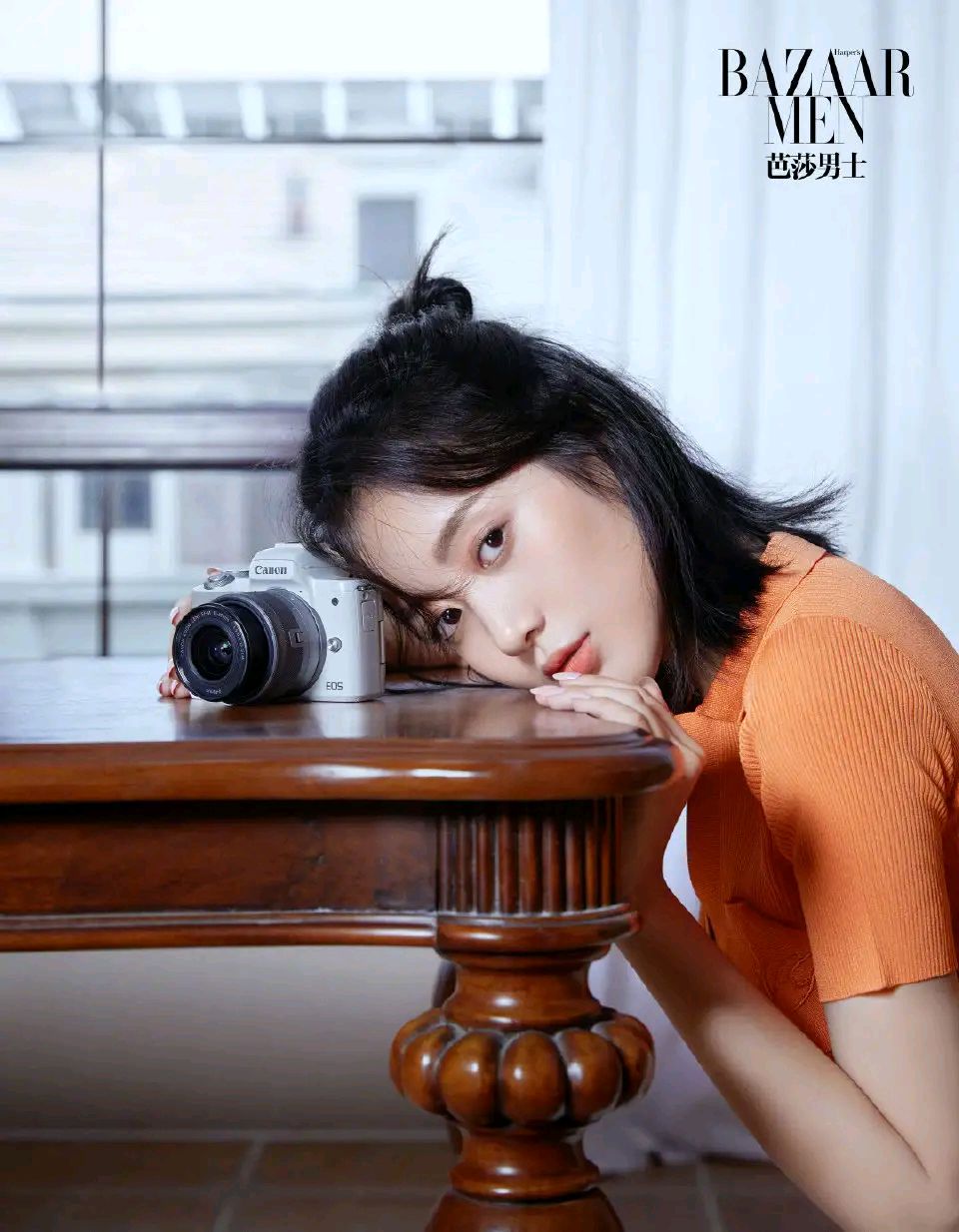 王梓薇芭莎男士封面,清新色调展现活泼性格