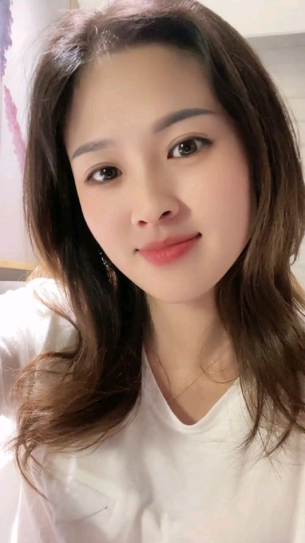 笑容妩媚动人,魅力无限,百看不厌