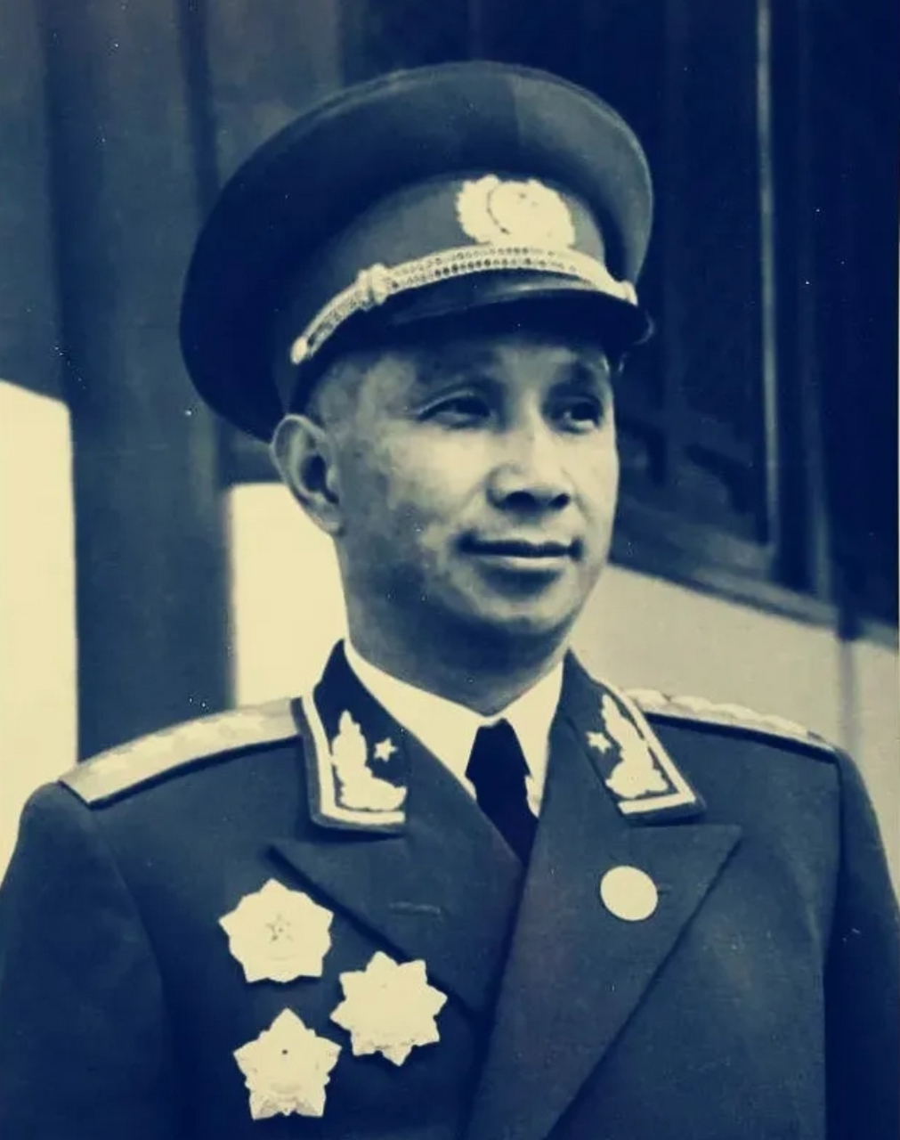 1955年,粟裕大将着礼服的清晰照片,在天安门城楼上.