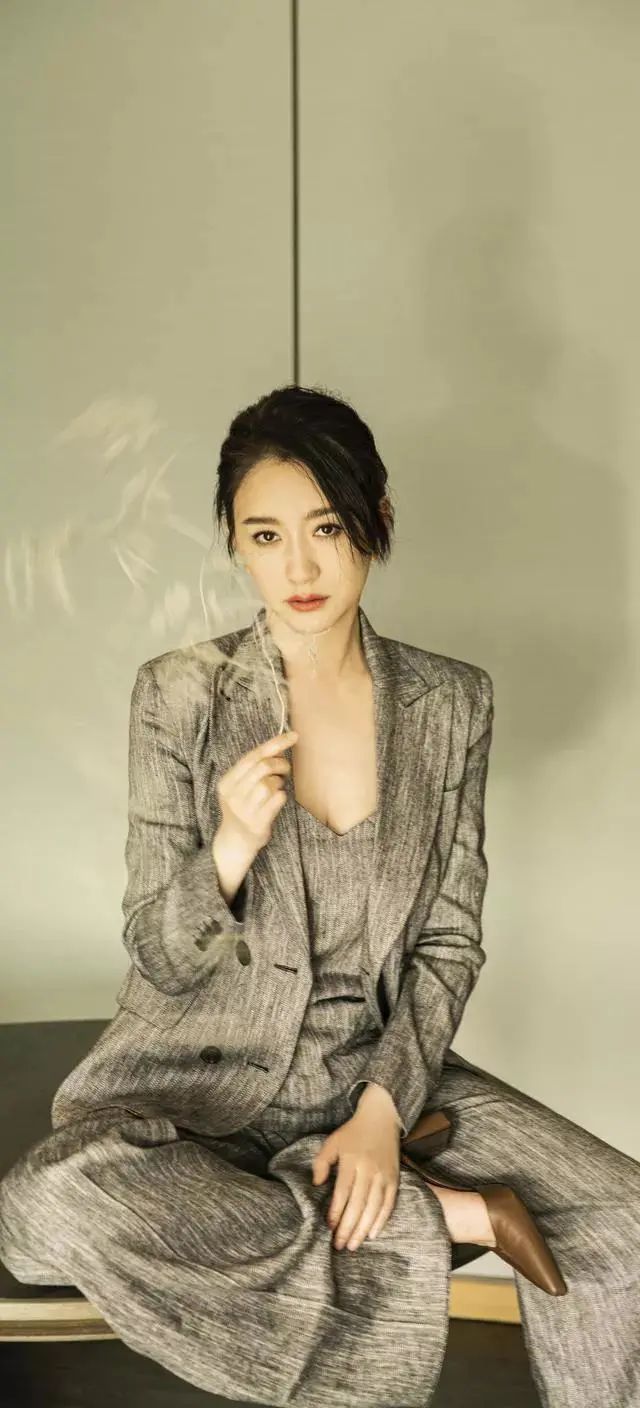 明星壁纸分享—李小冉