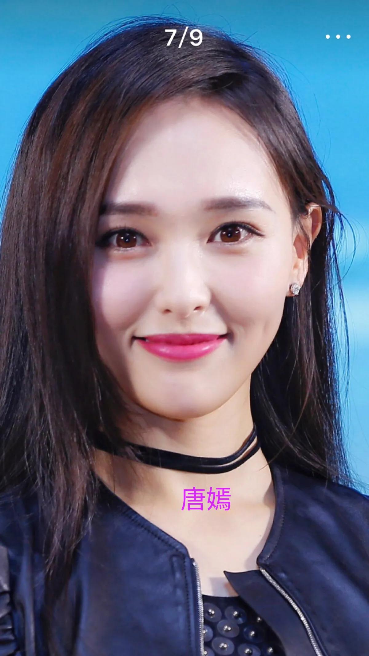 张嘉倪晒酒窝美照撞脸唐嫣,发文称笑对人生,离婚程序仍在进行中