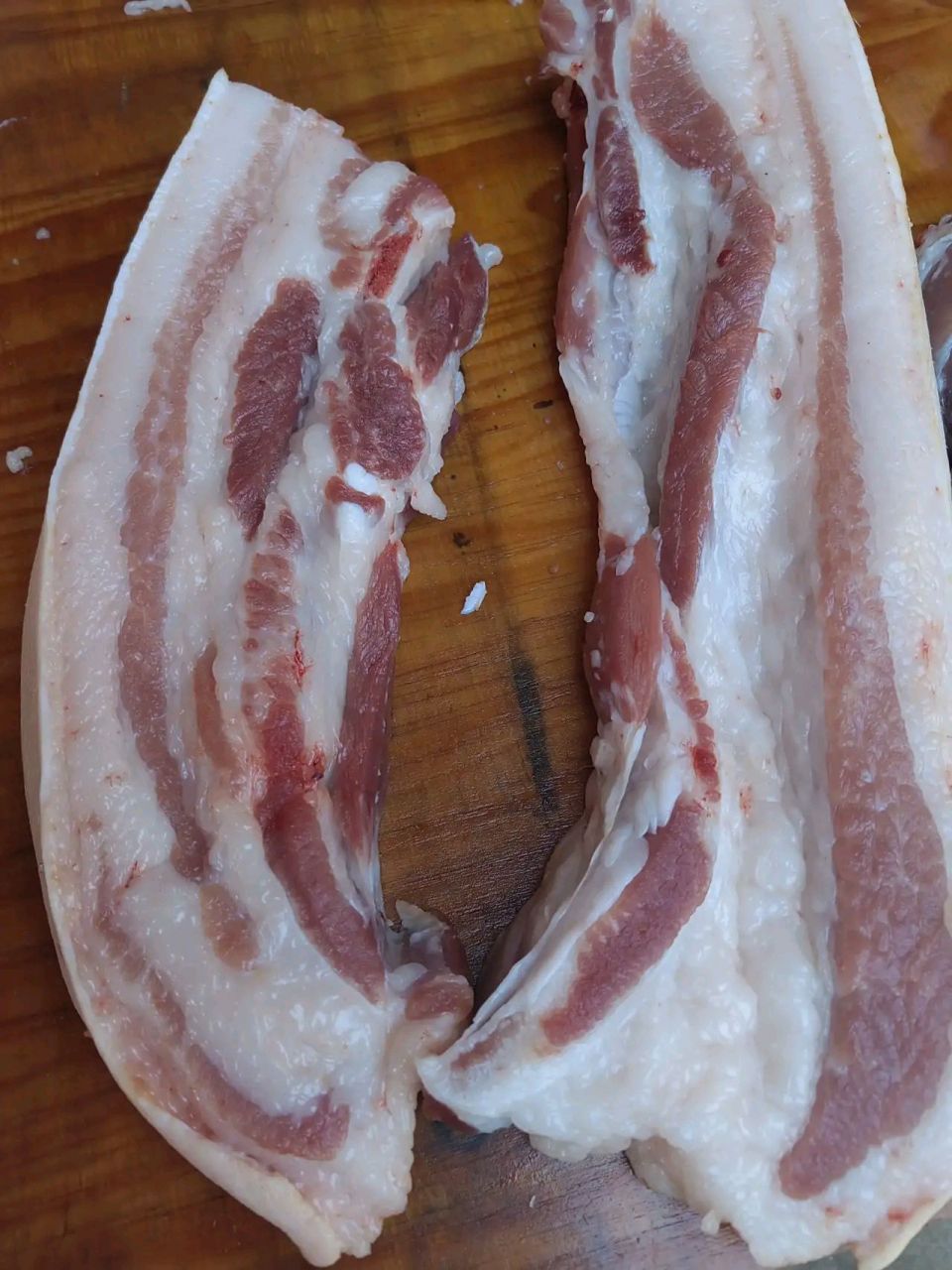 这才是真的喂粮食的猪肉,很多人不懂买猪肉,真正的好猪肉就是这样的颜