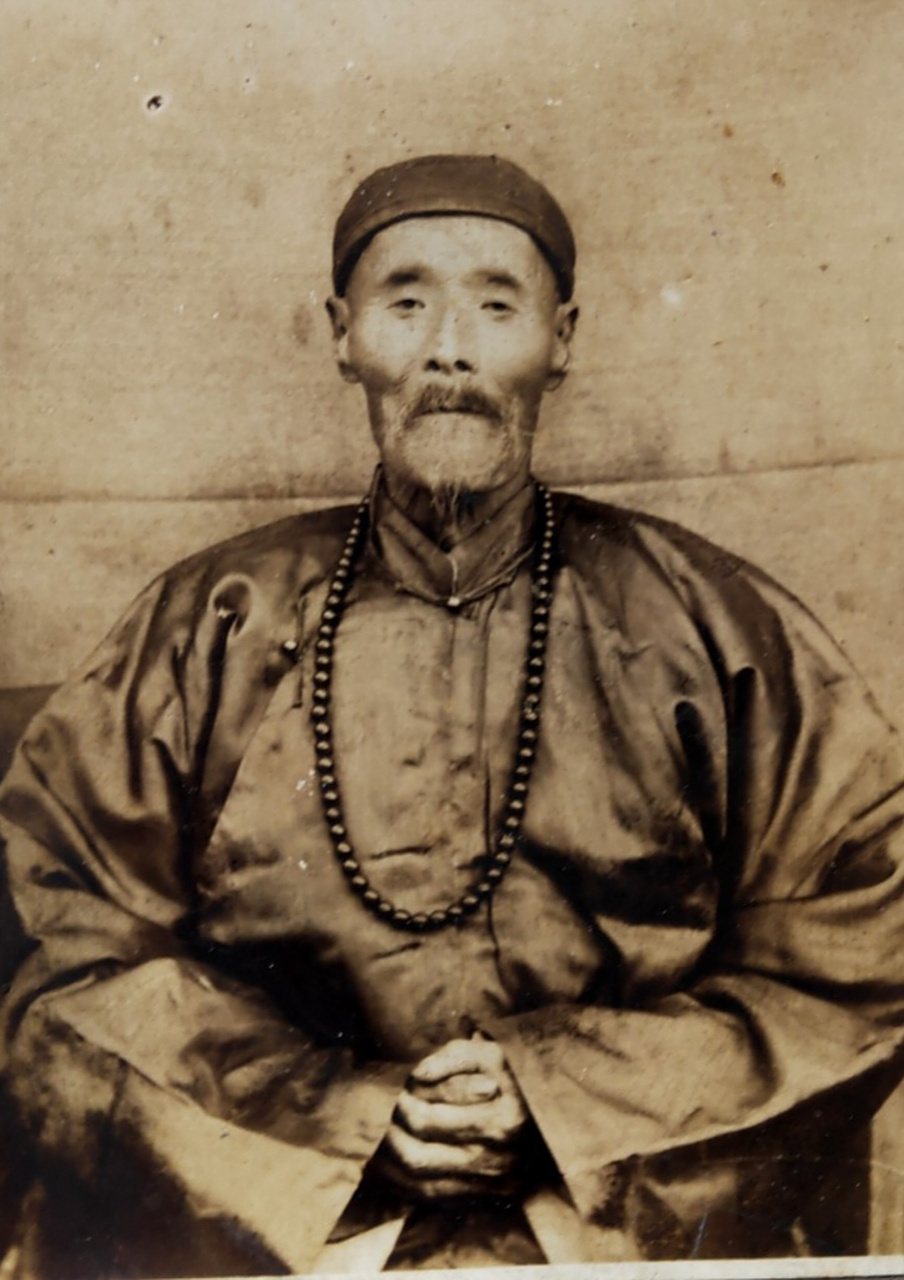 原版清代老照片～大老爷和他的小脚老太太.