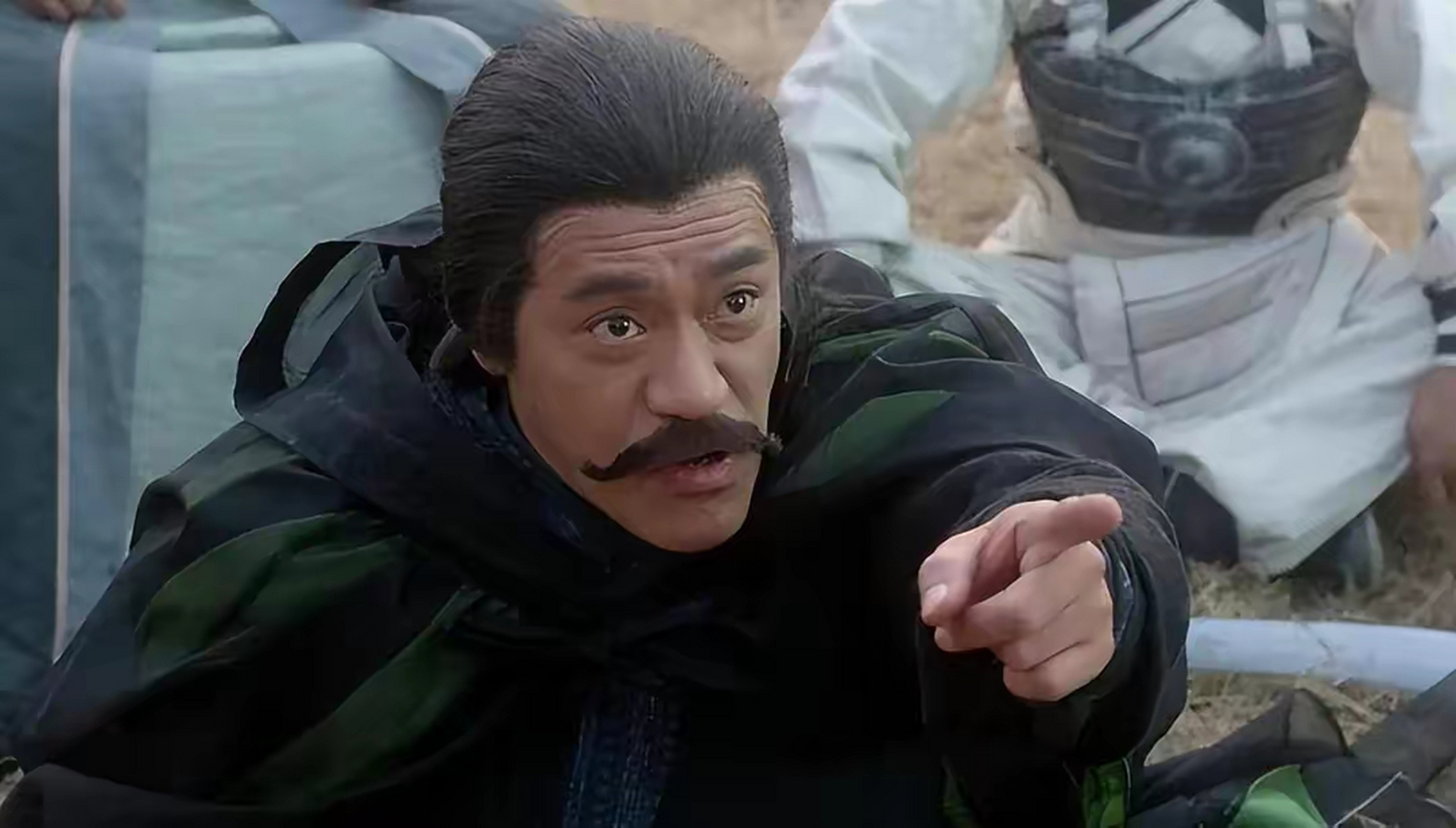 像《奇谋妙计五福星》,就是非常经典的作品,他扮演的青翼蝠王韦一笑让