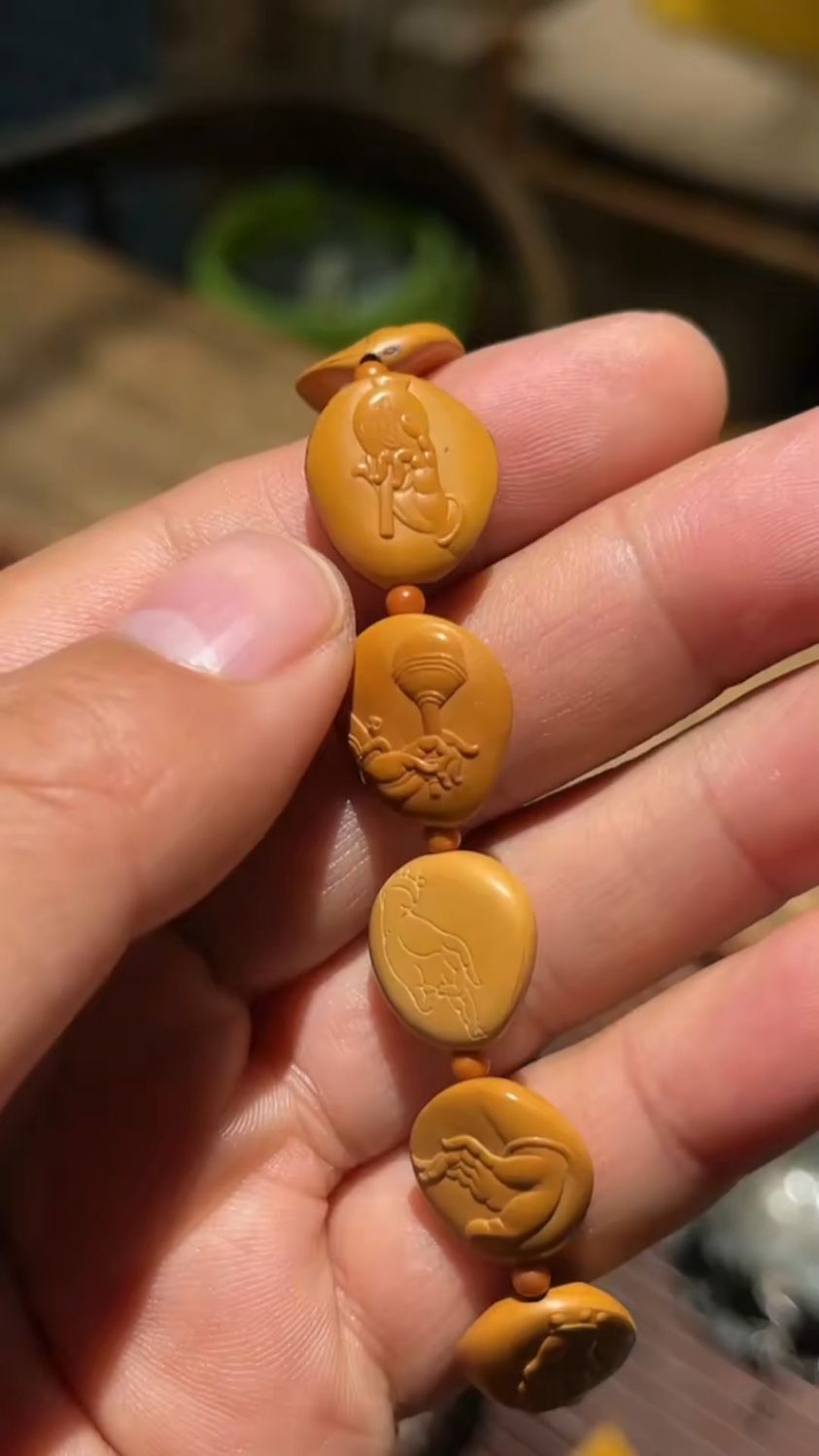 松子雕刻手串欣赏